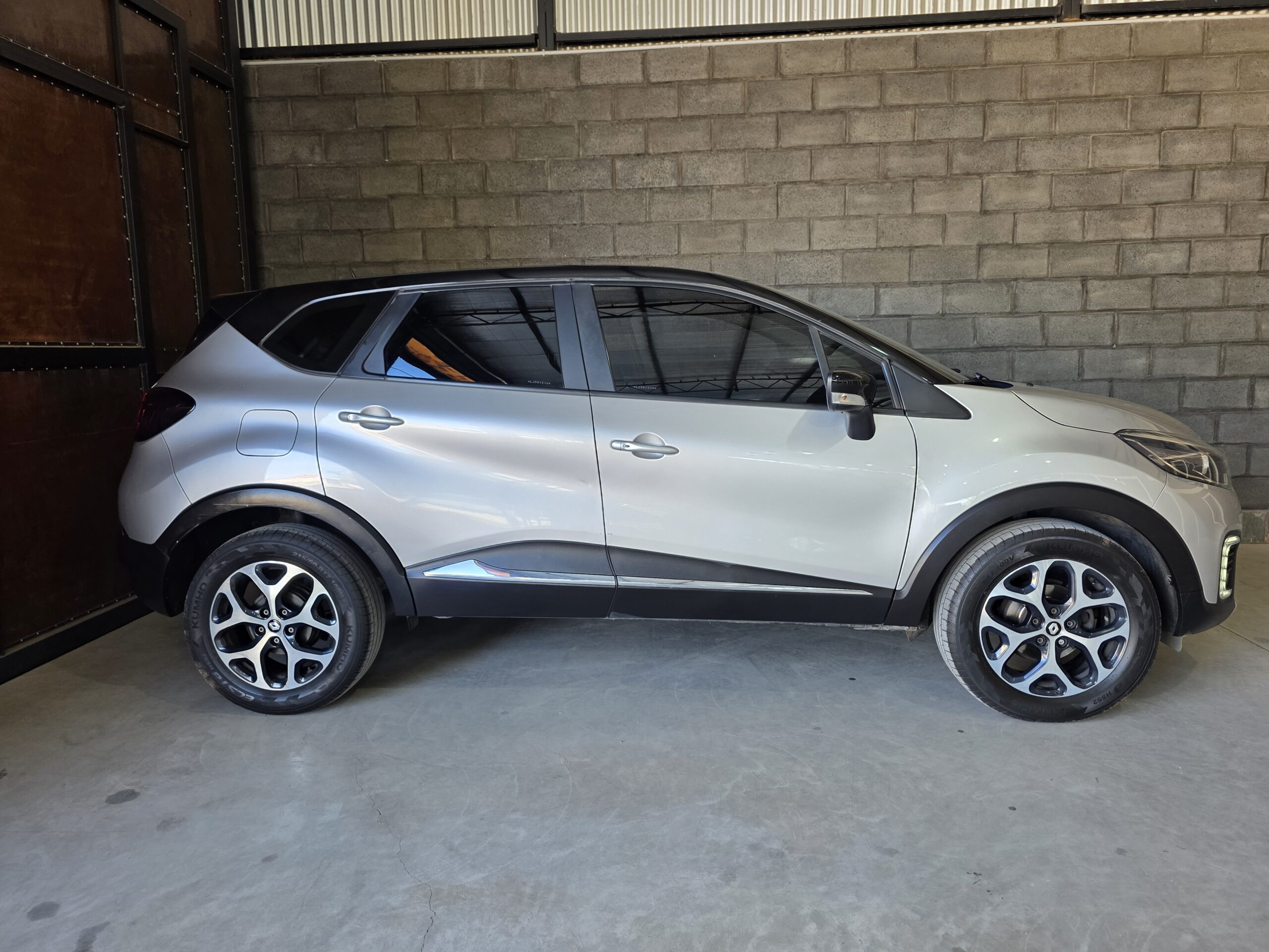 
								Renault Captur full									