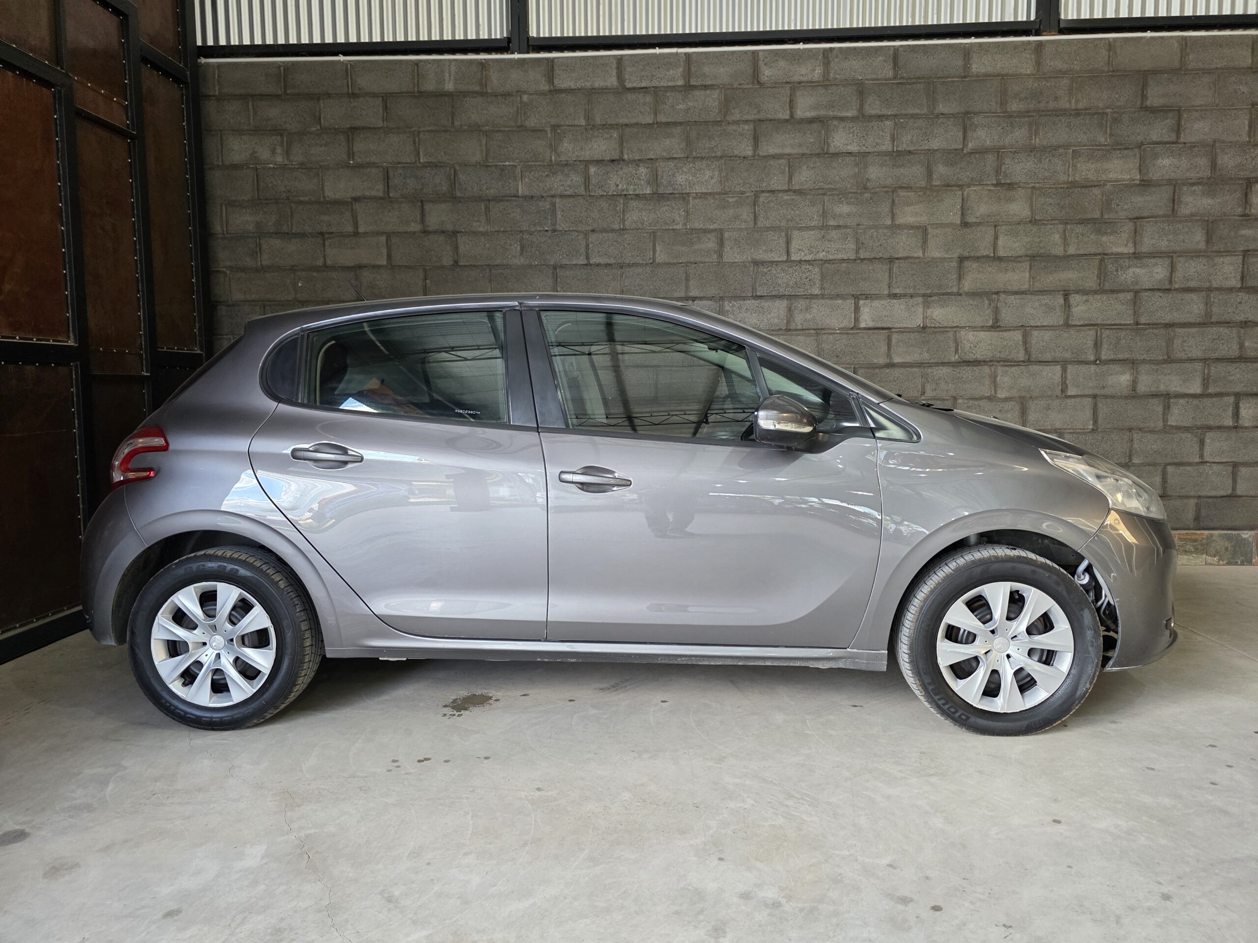 
								Peugeot 208 full									