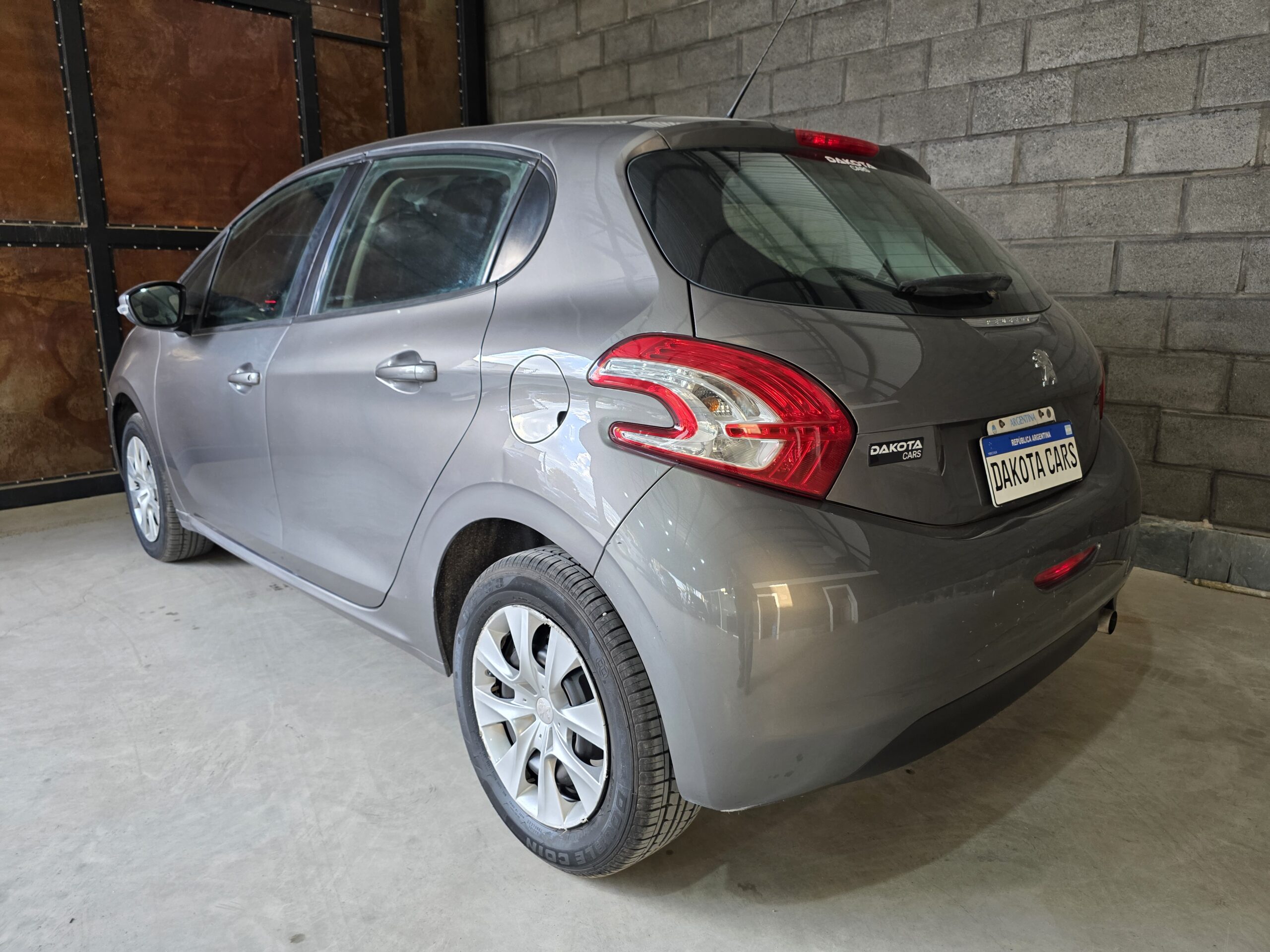 
								Peugeot 208 full									