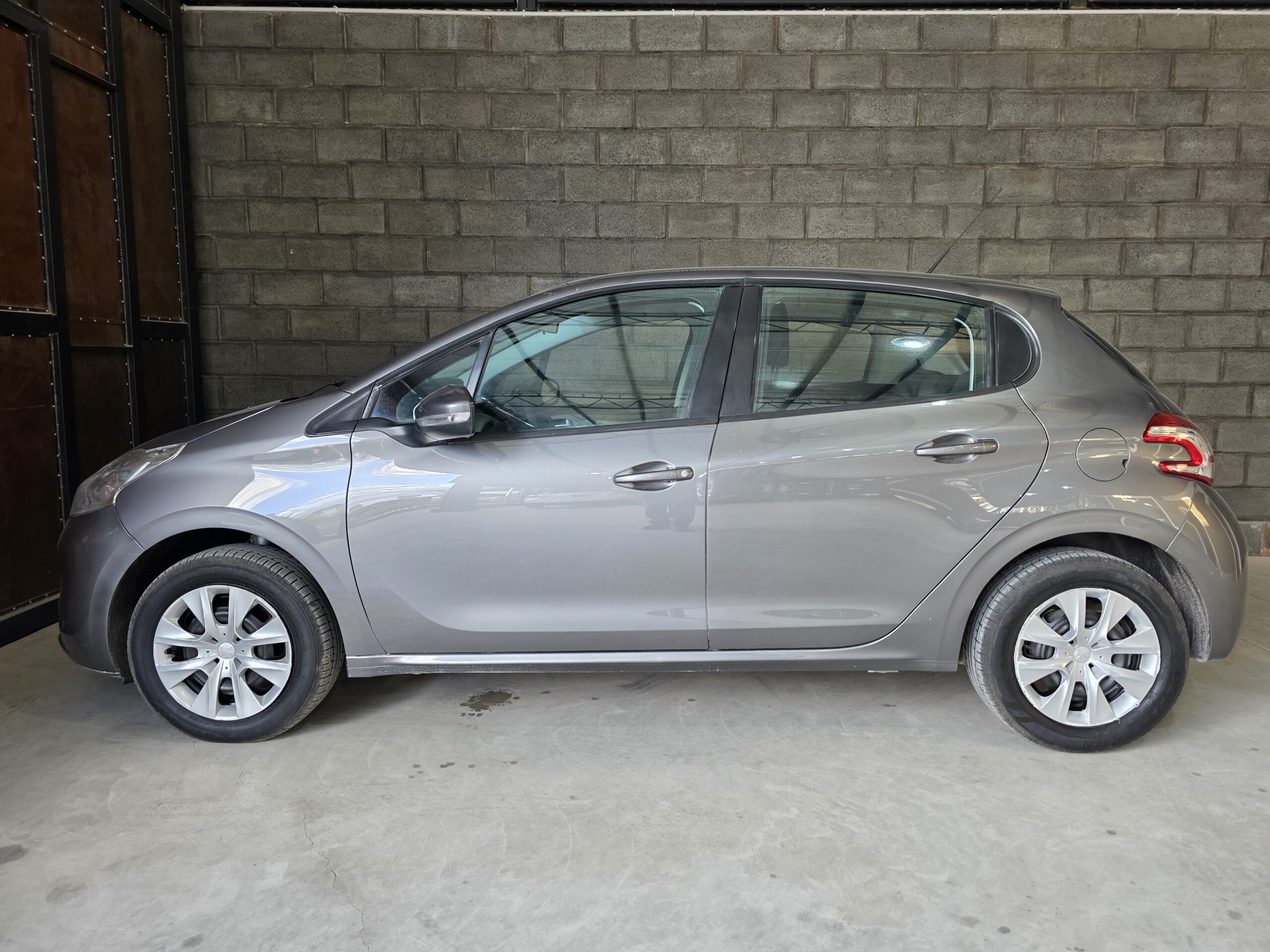 
								Peugeot 208 full									
