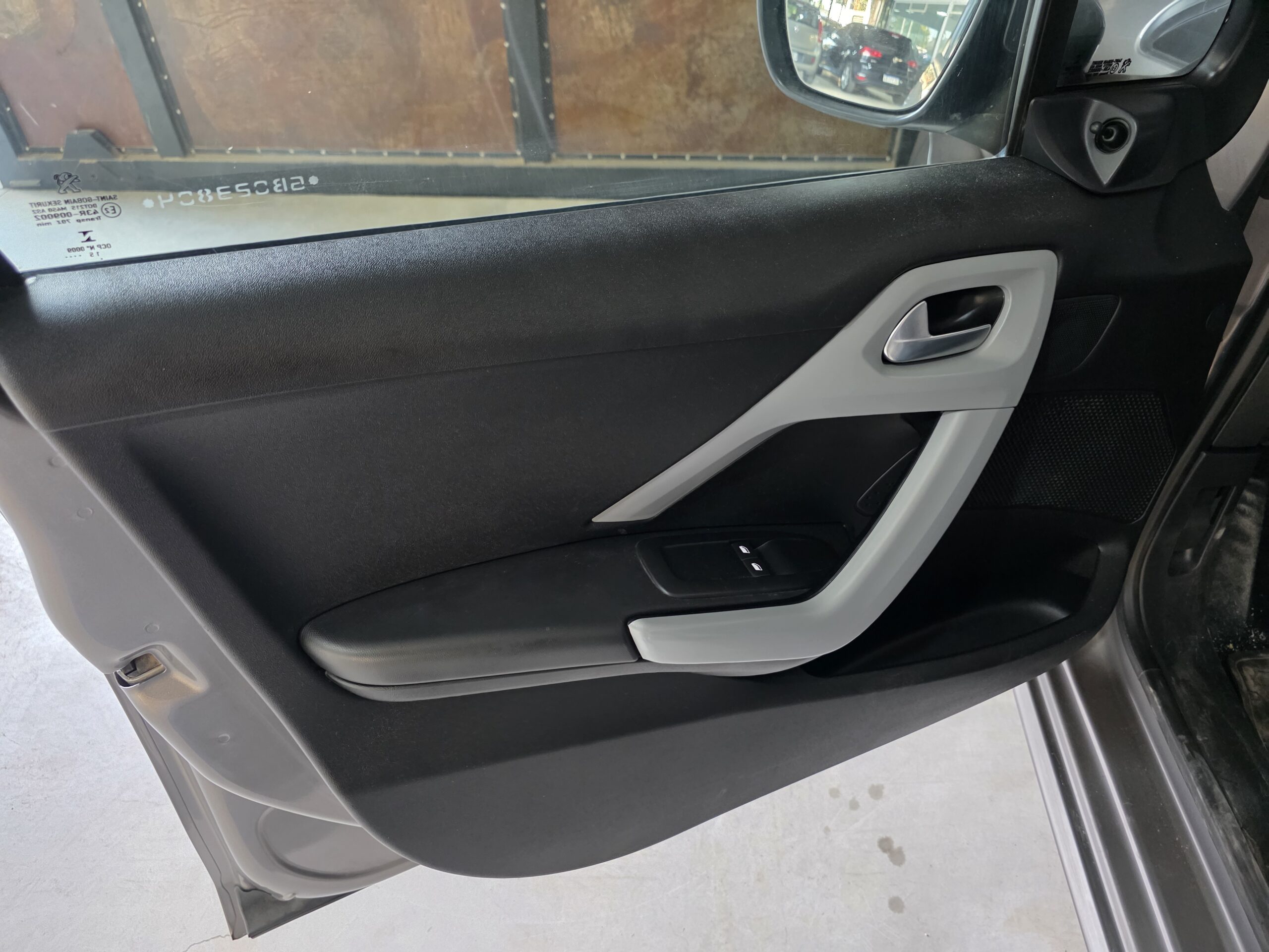 
								Peugeot 208 full									