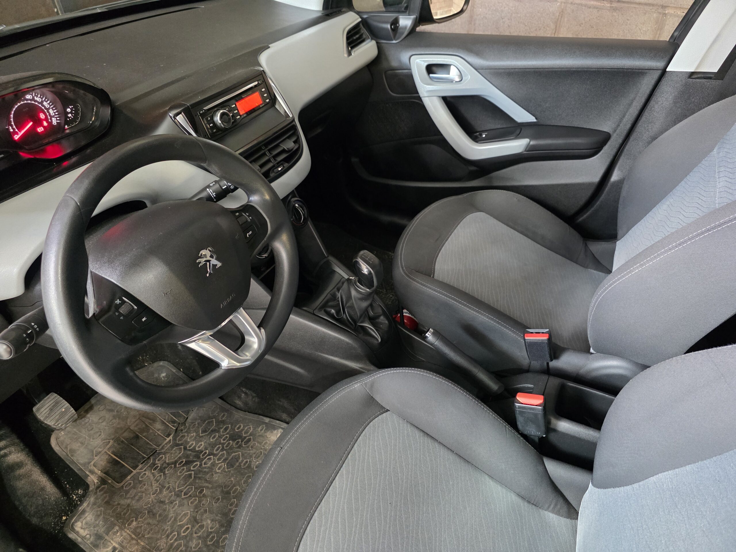 
								Peugeot 208 full									