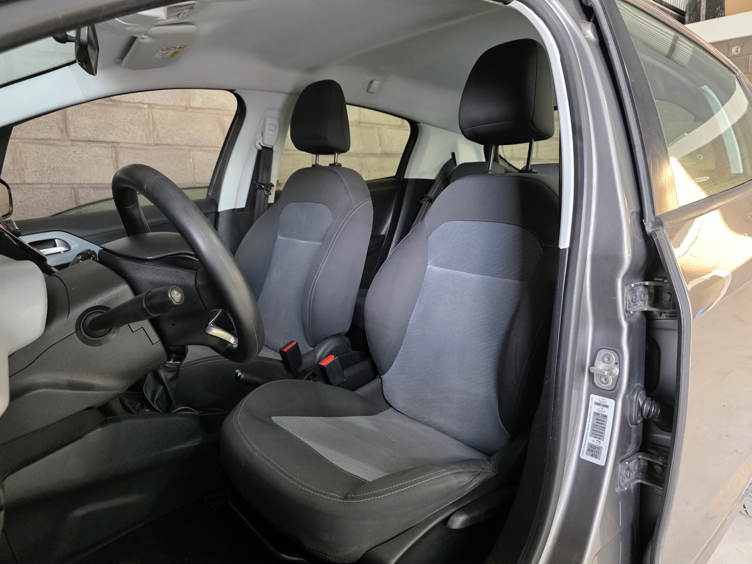 
								Peugeot 208 full									