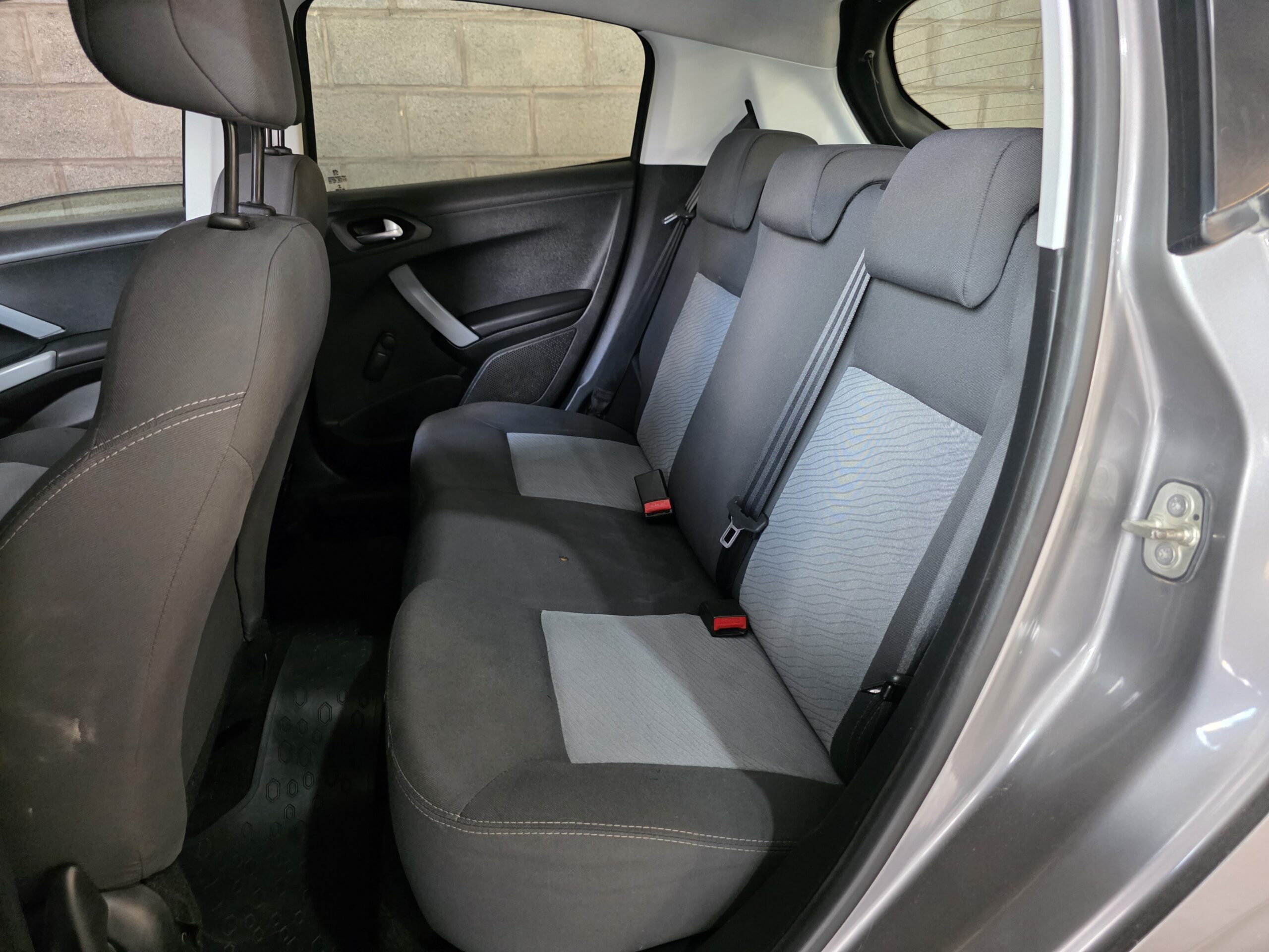 
								Peugeot 208 full									