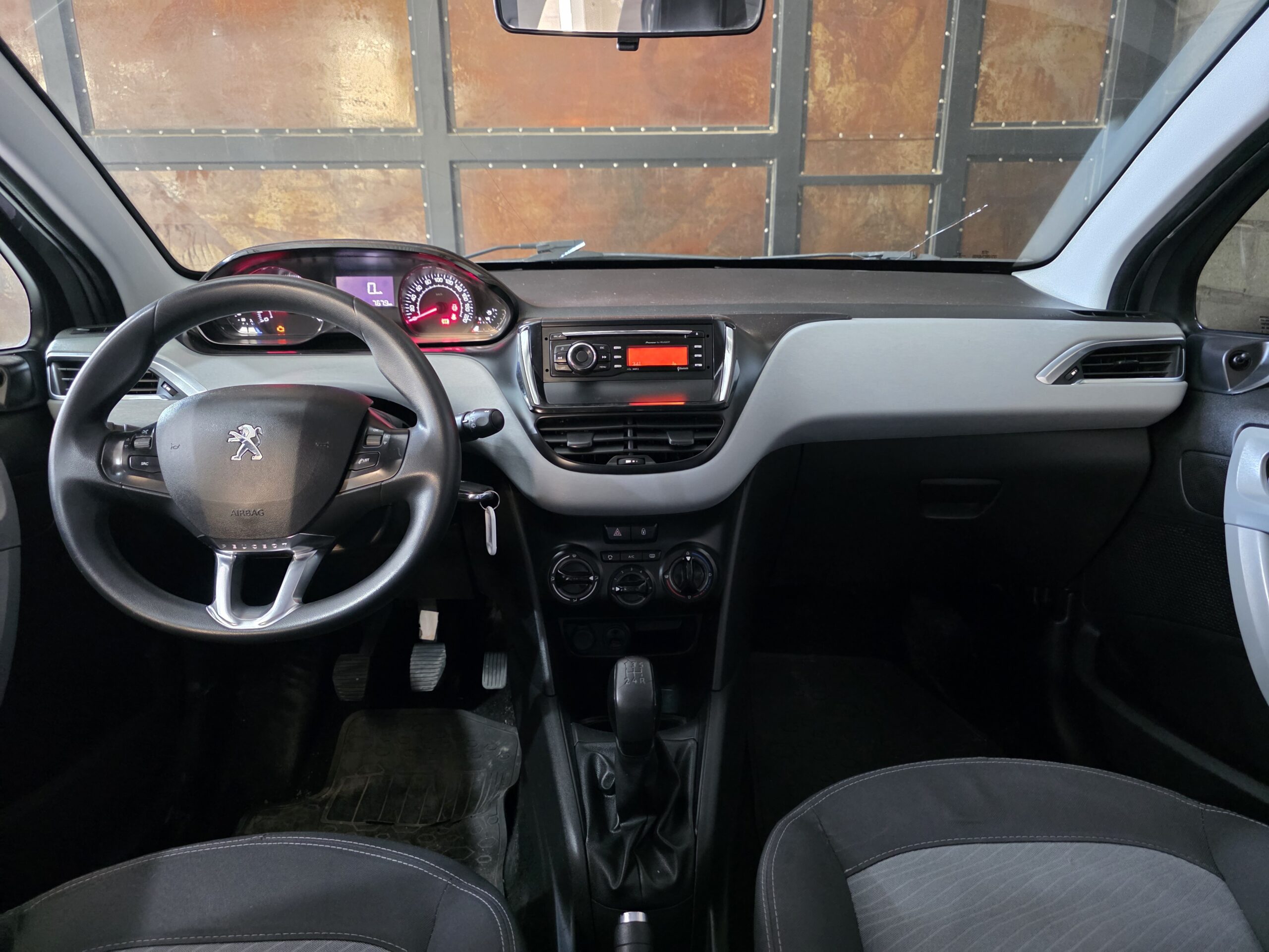 
								Peugeot 208 full									
