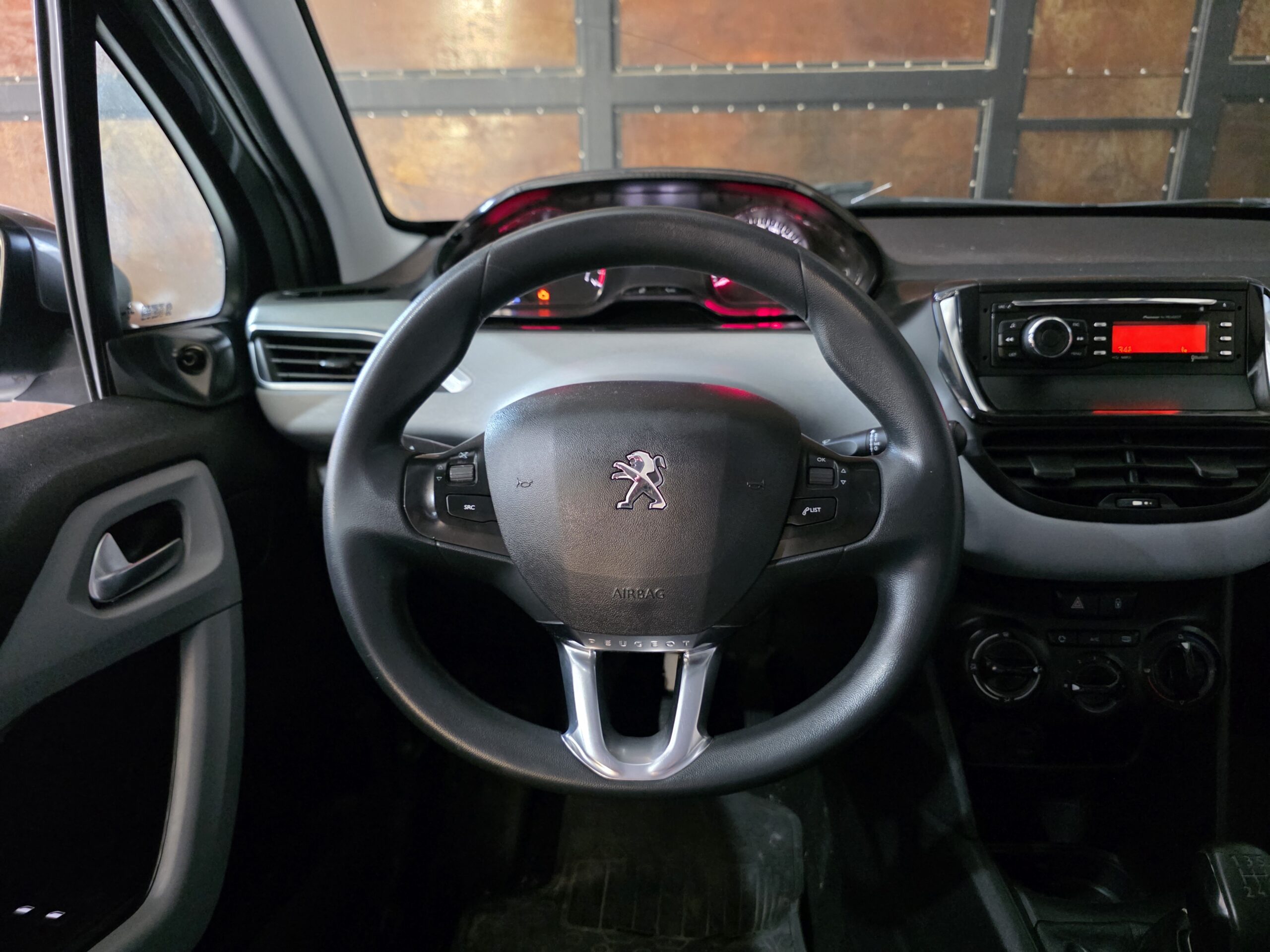 
								Peugeot 208 full									