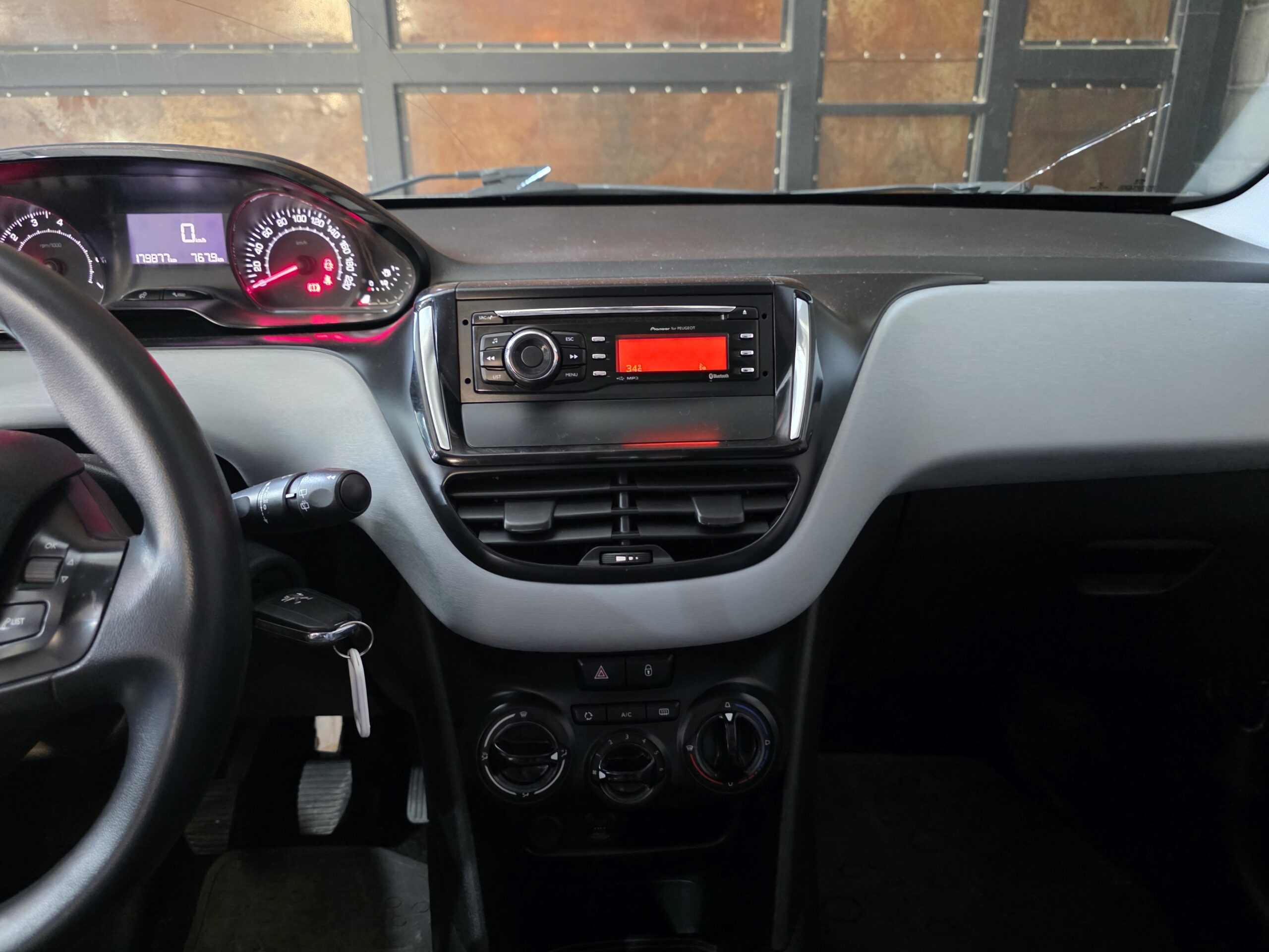 
								Peugeot 208 full									