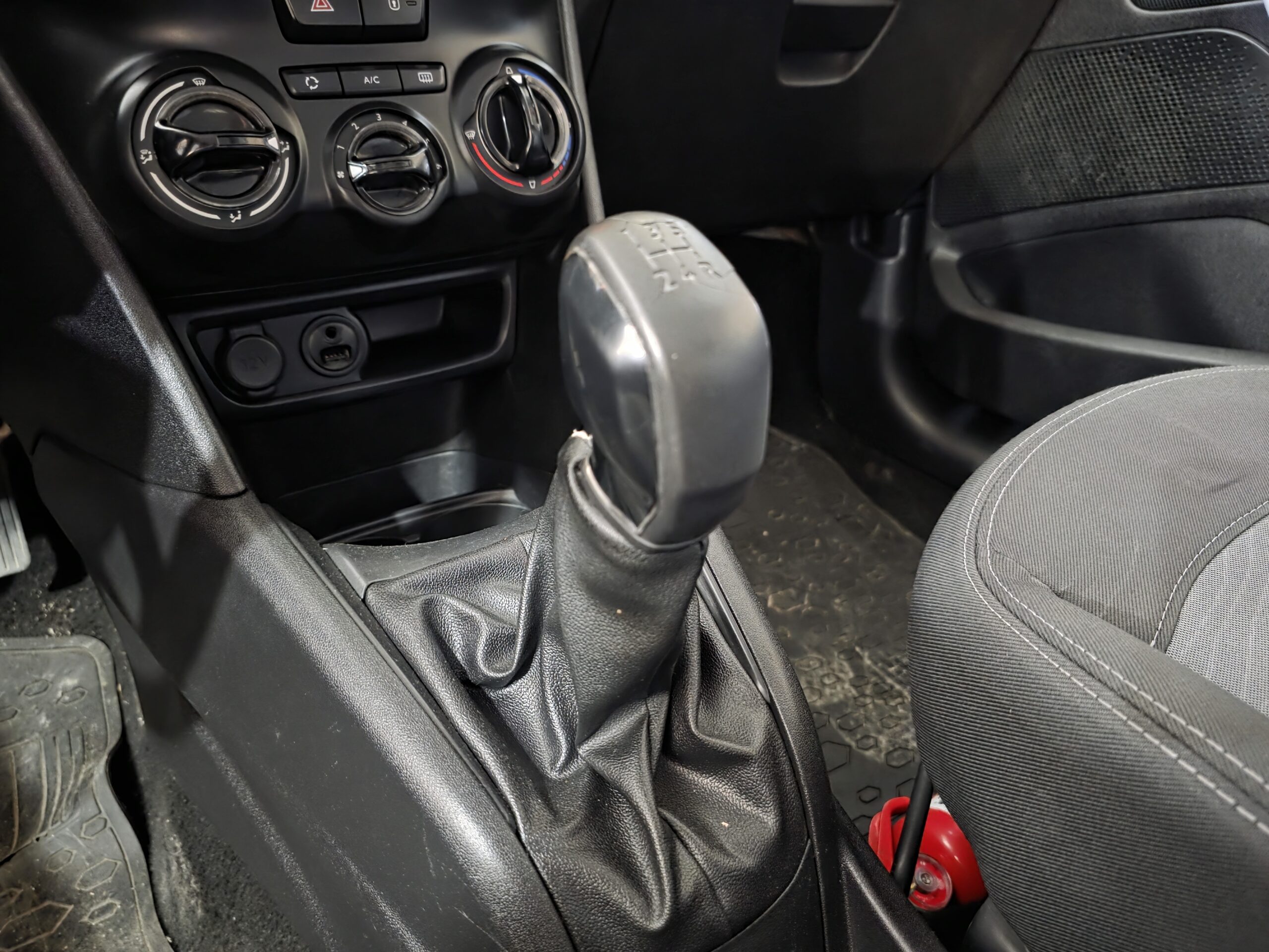 
								Peugeot 208 full									