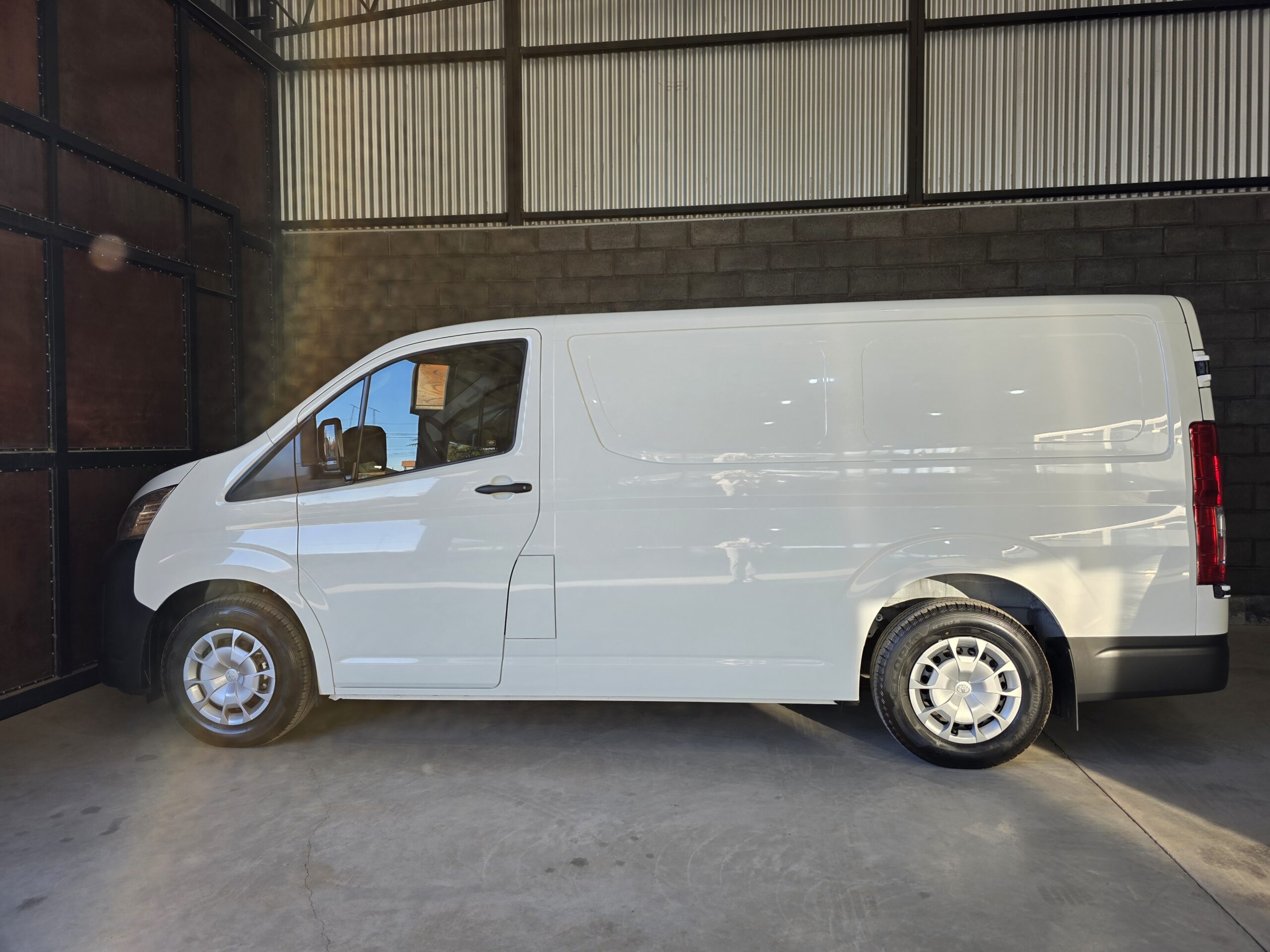 
								Toyota Hiace full									
