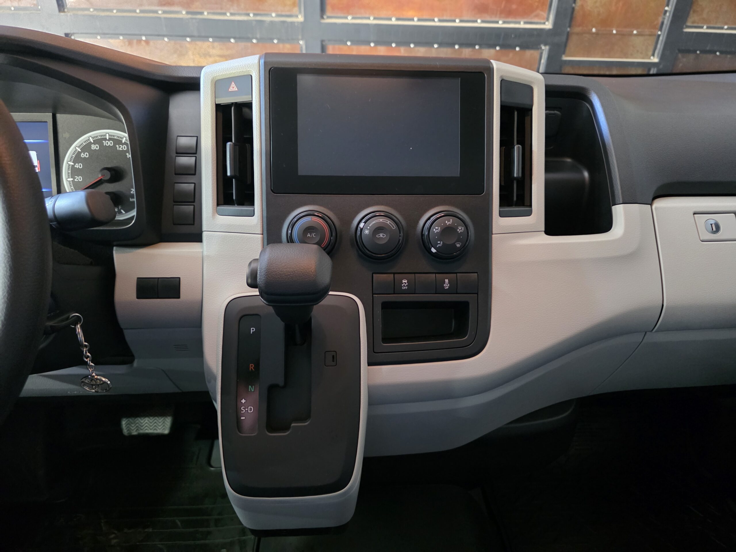 
								Toyota Hiace full									