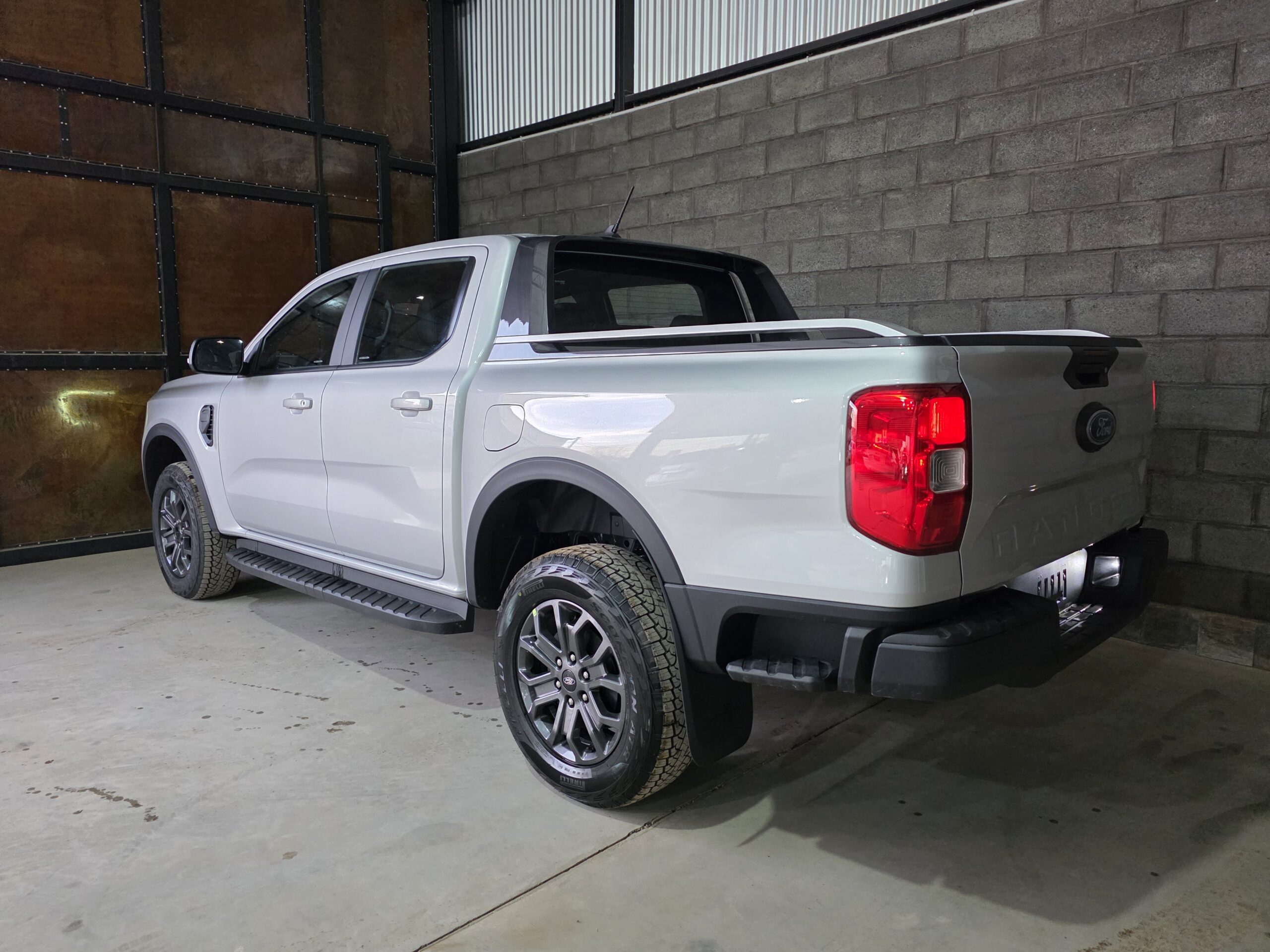 
								Ford Ranger 4×2 Black AT full									