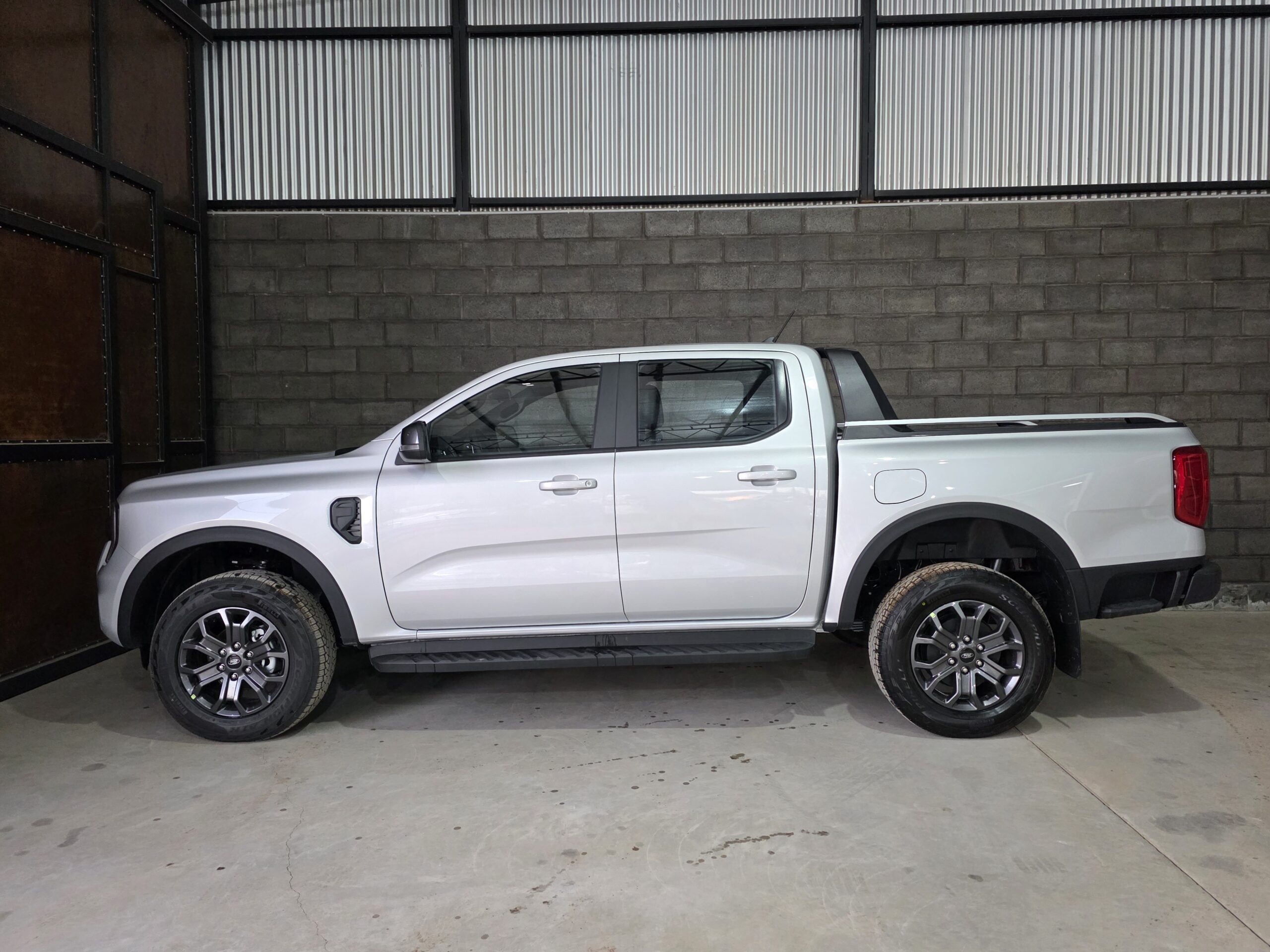
								Ford Ranger 4×2 Black AT full									