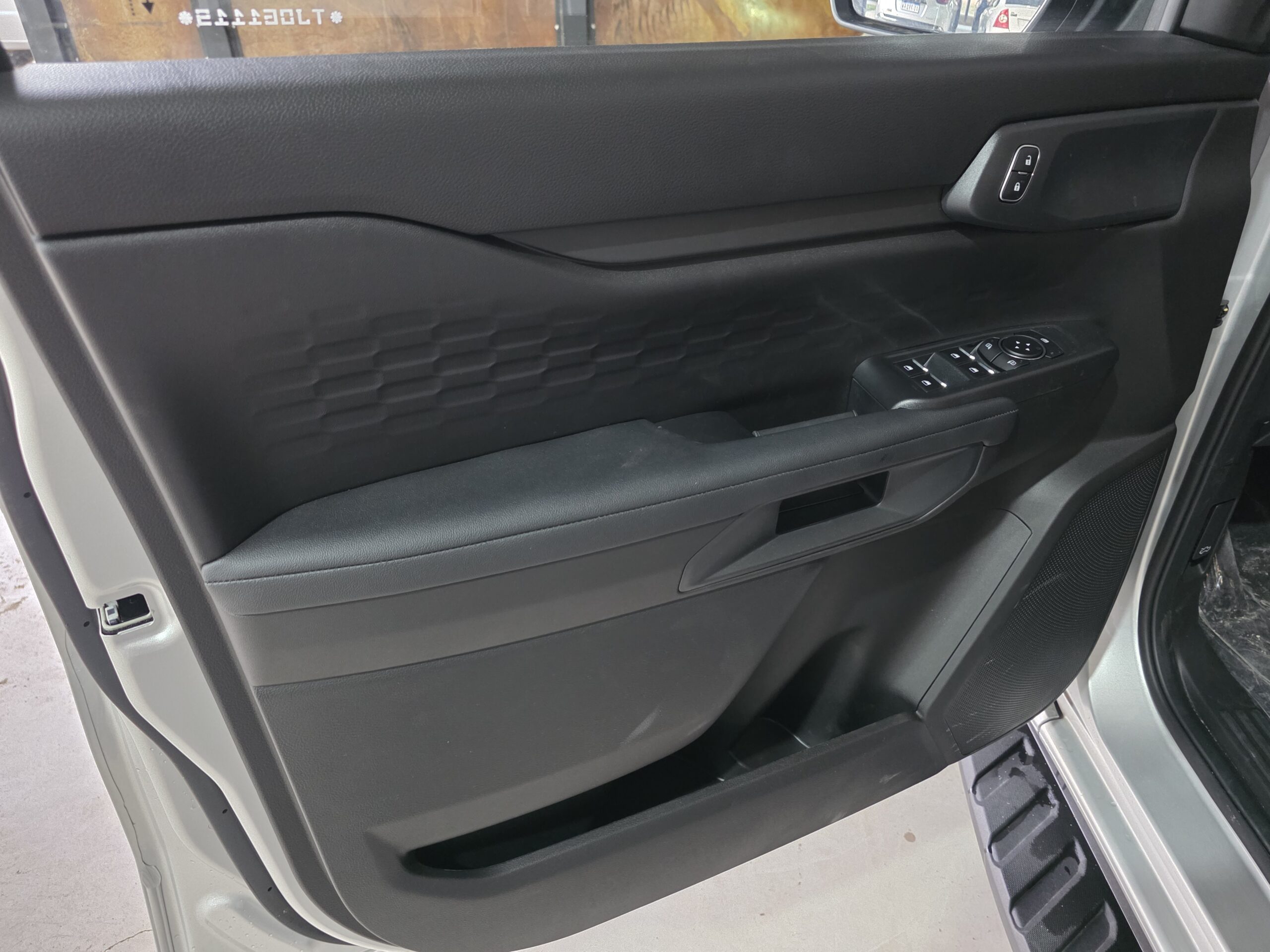 
								Ford Ranger 4×2 Black AT full									