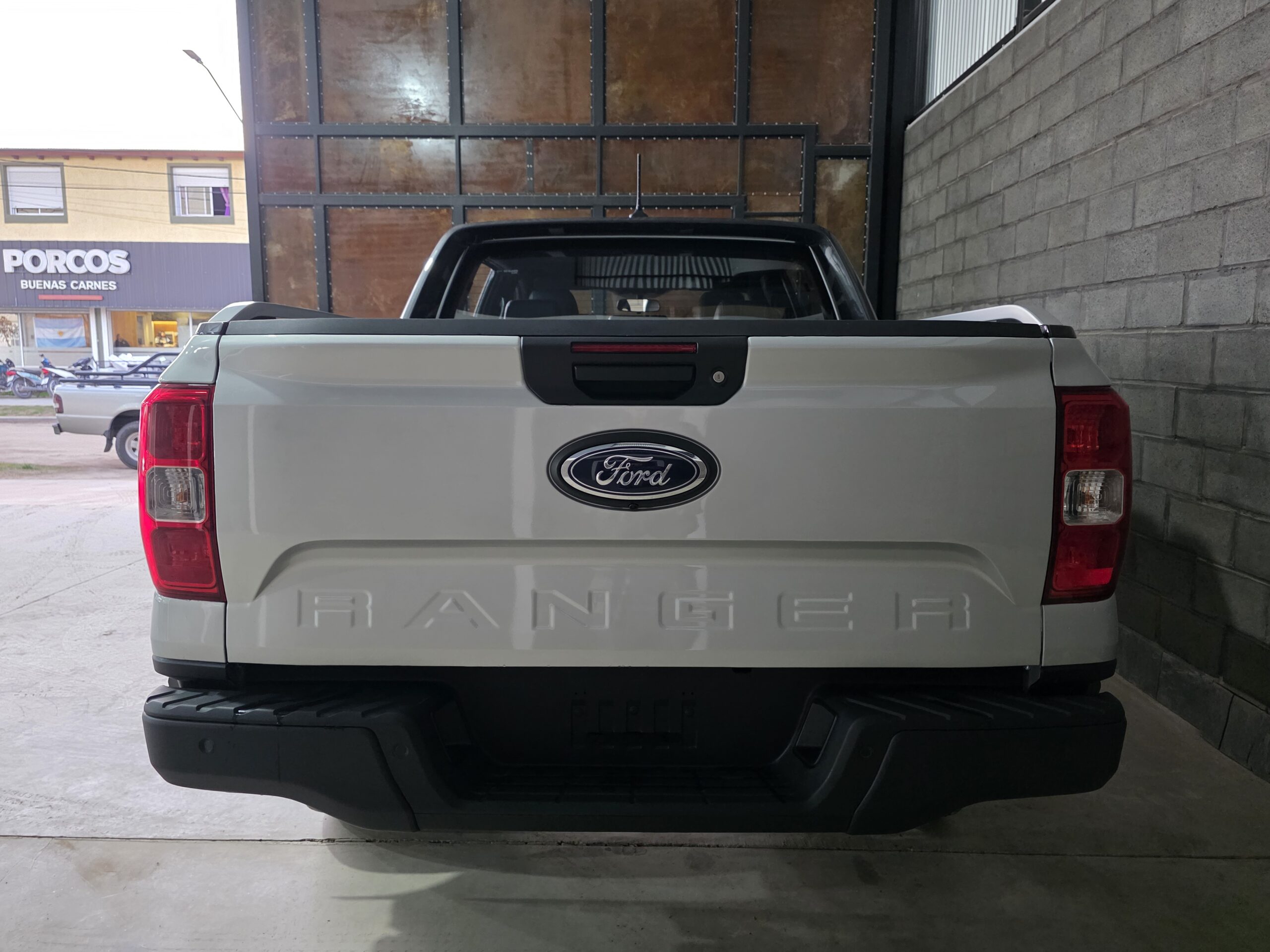 
								Ford Ranger 4×2 Black AT full									