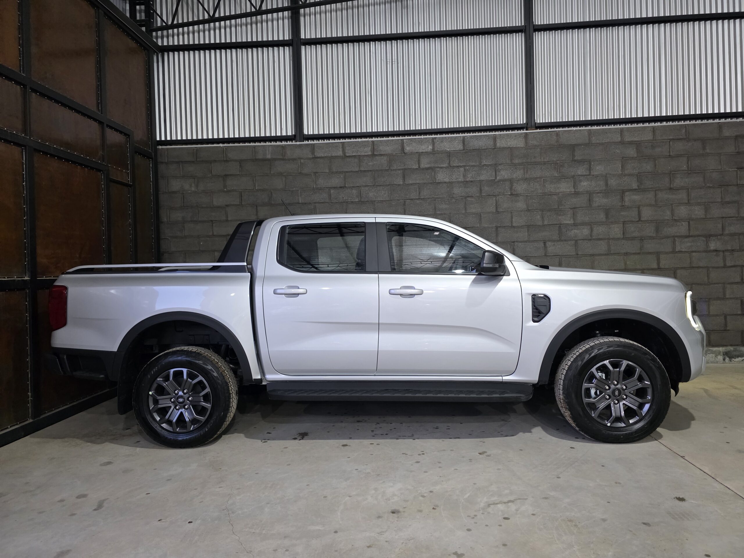 
								Ford Ranger 4×2 Black AT full									