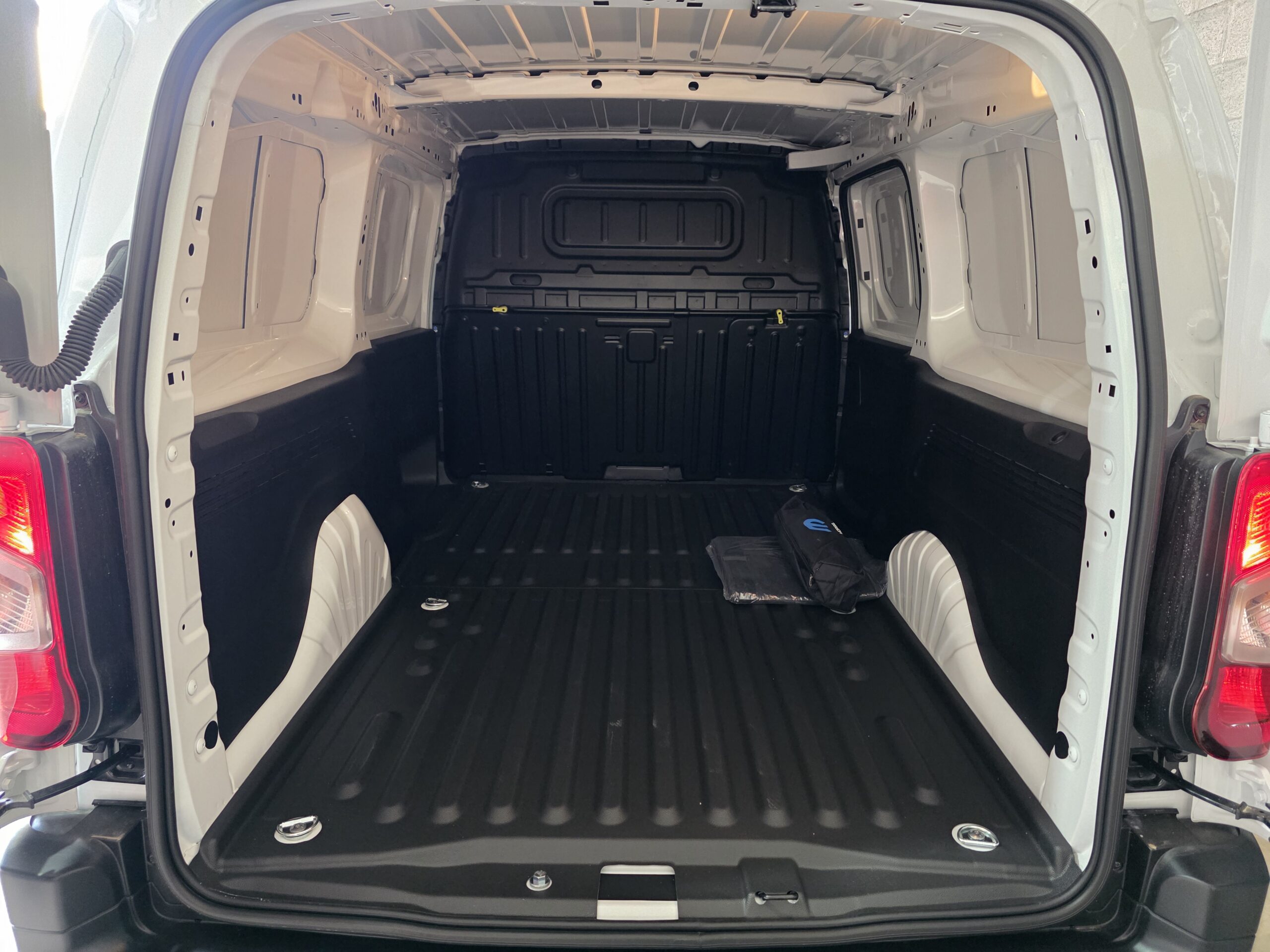 
								Peugeot Partner 1.6 HDI full									