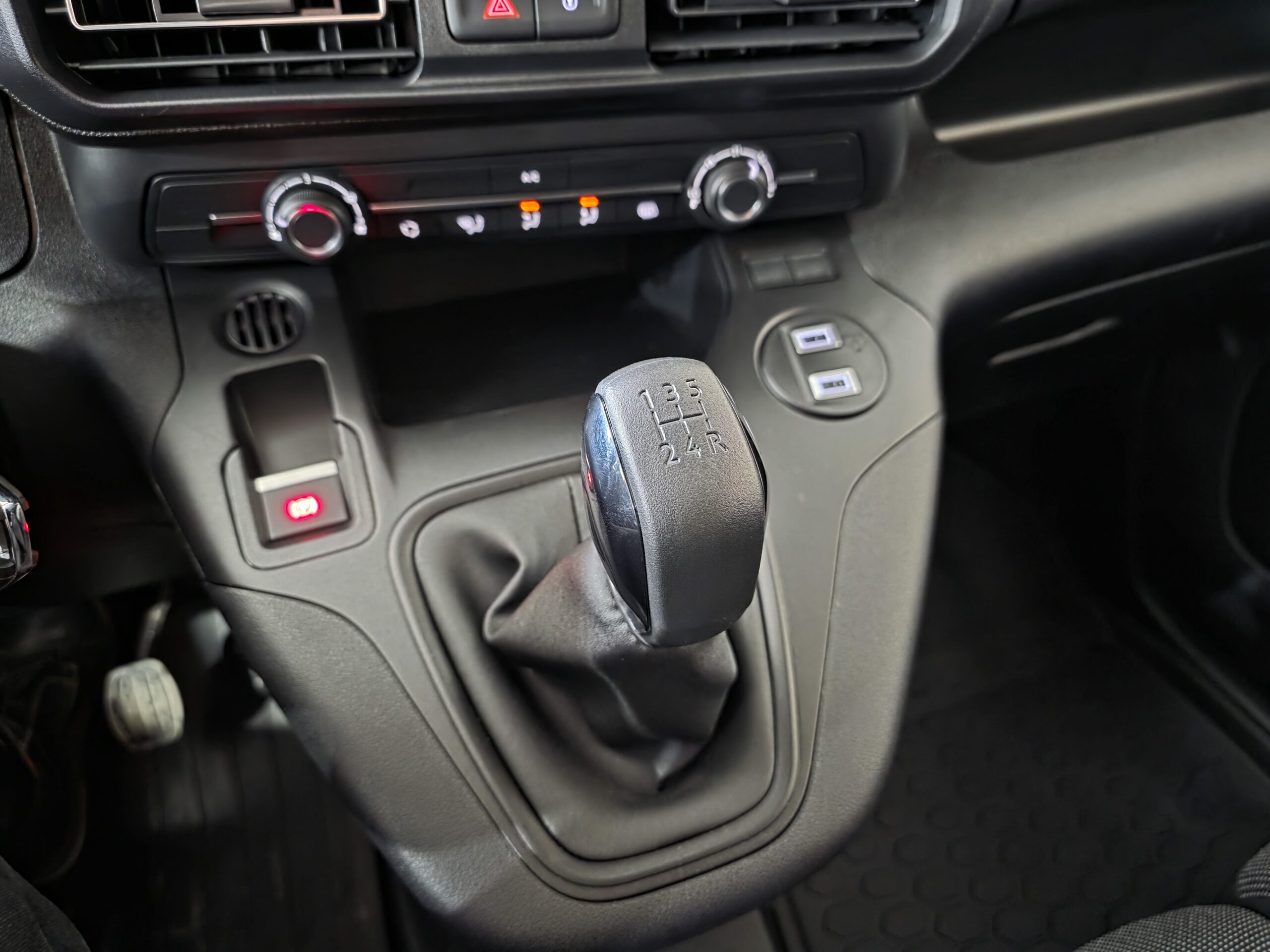 
								Peugeot Partner 1.6 HDI full									