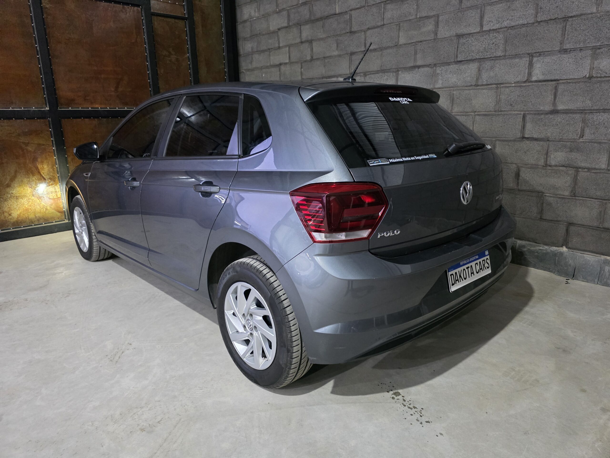 
								Volkswagen Polo full									