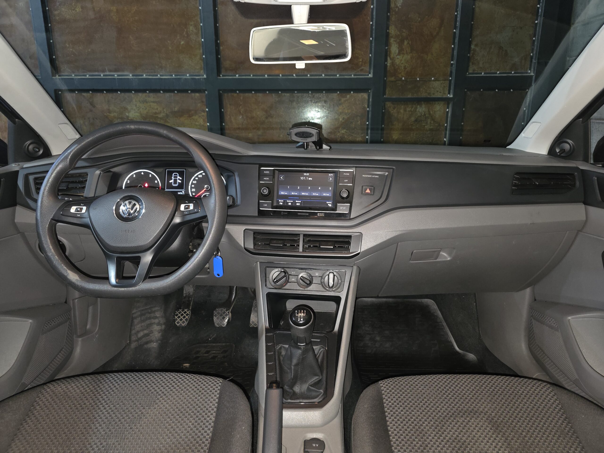 
								Volkswagen Polo full									