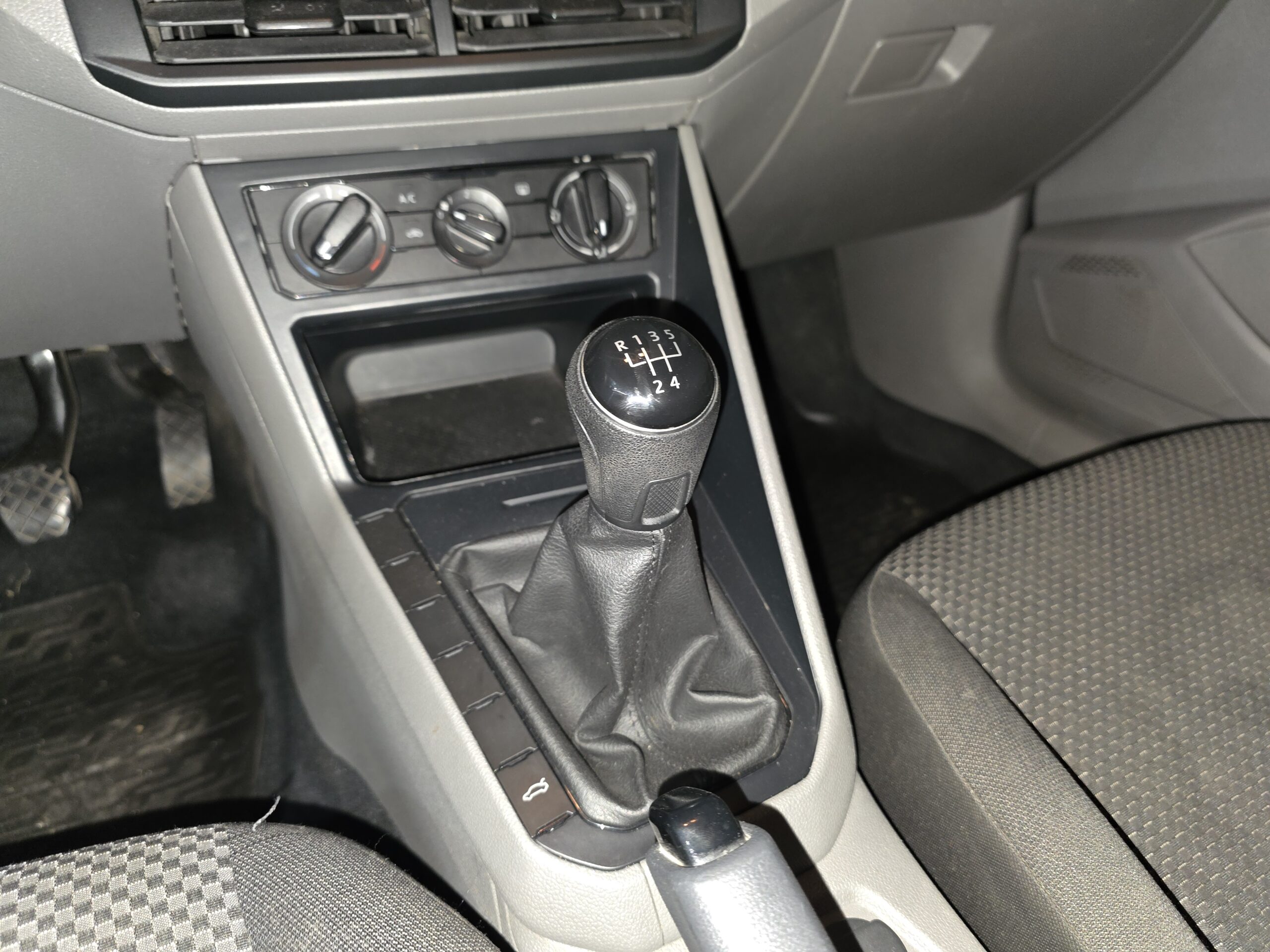 
								Volkswagen Polo full									