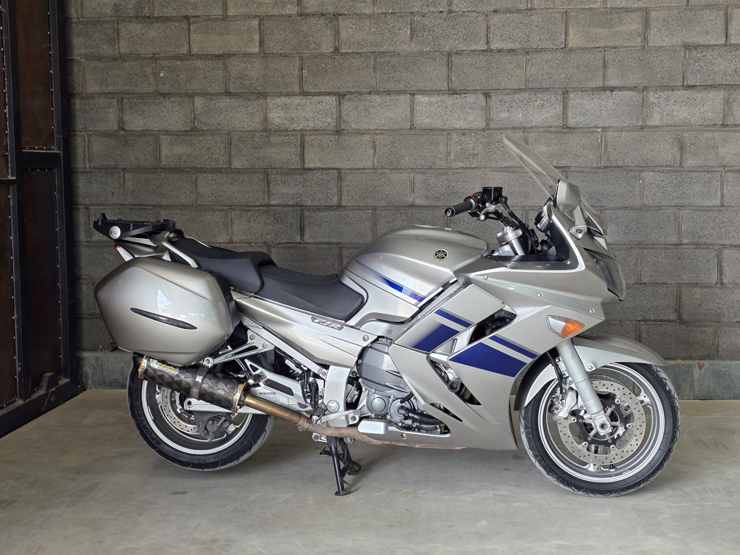 
								Yamaha FJR 1300 full									