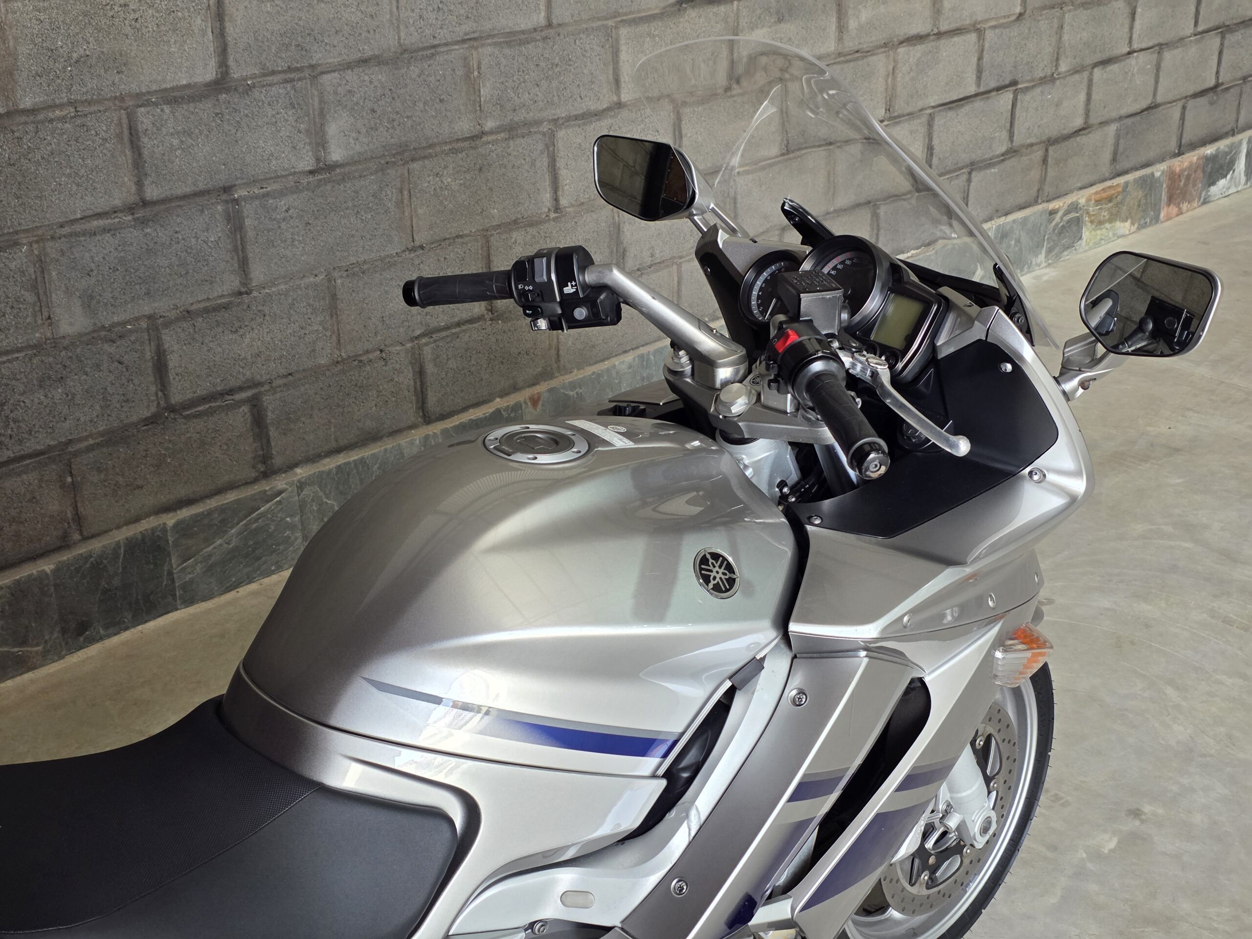 
								Yamaha FJR 1300 full									