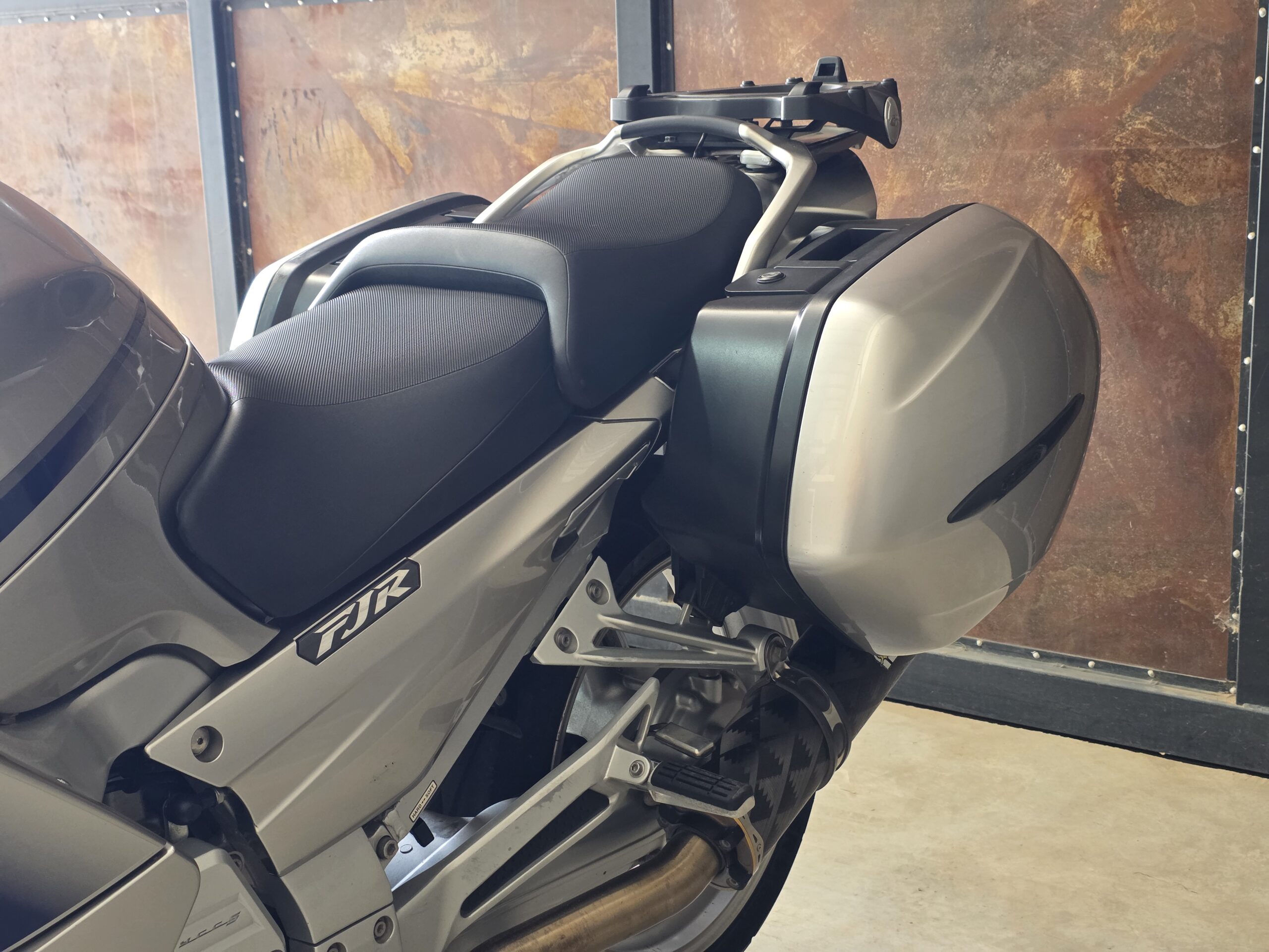 
								Yamaha FJR 1300 full									