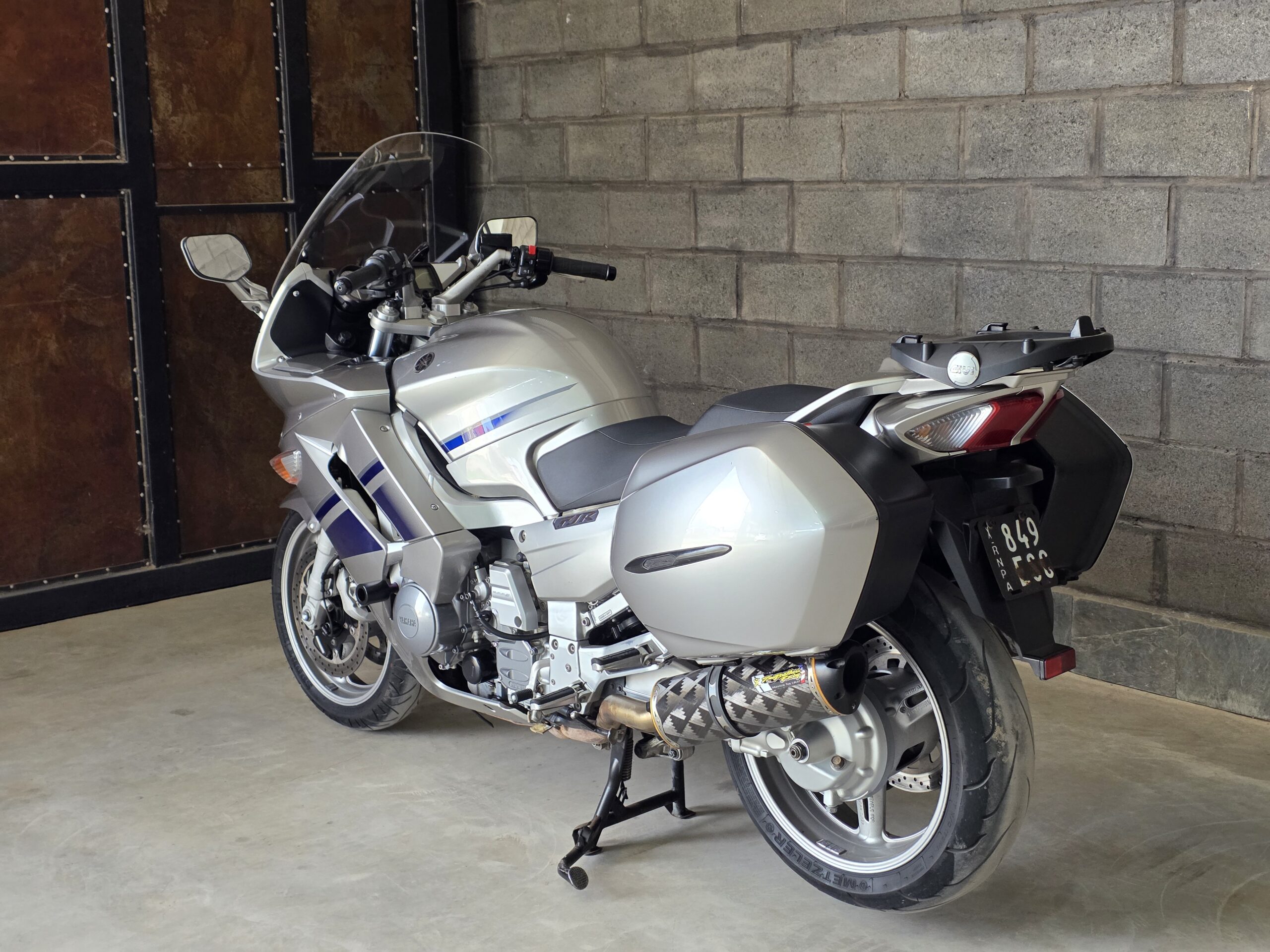 
								Yamaha FJR 1300 full									