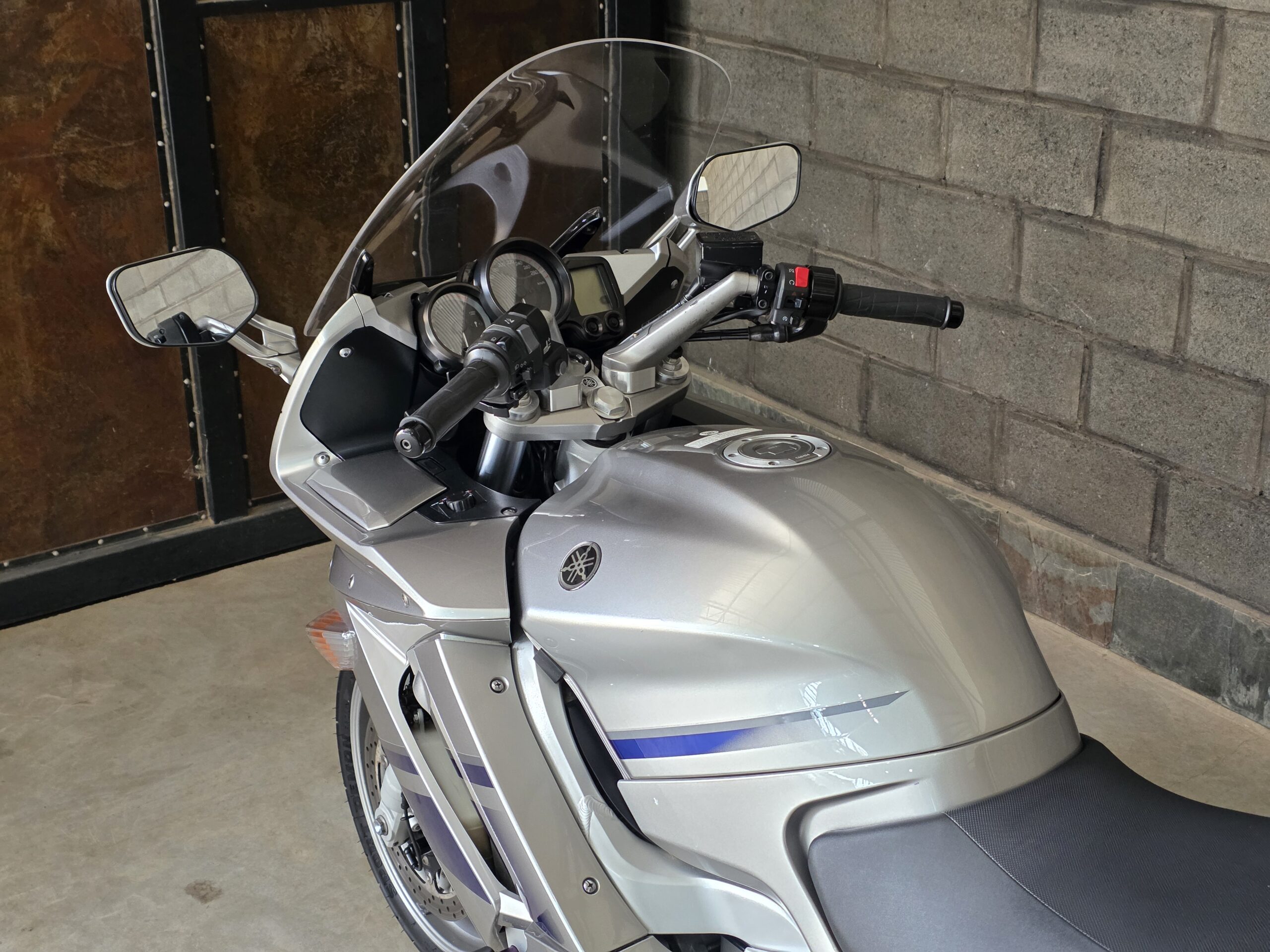 
								Yamaha FJR 1300 full									