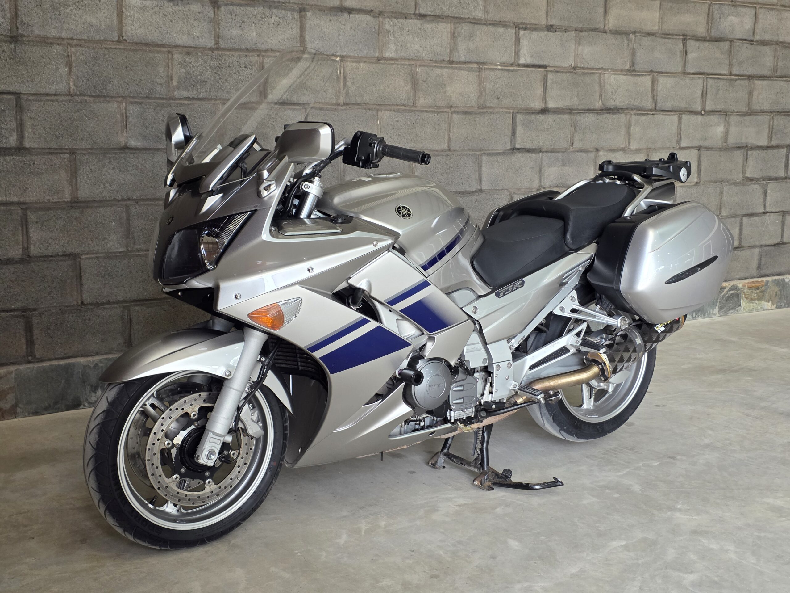 
								Yamaha FJR 1300 full									