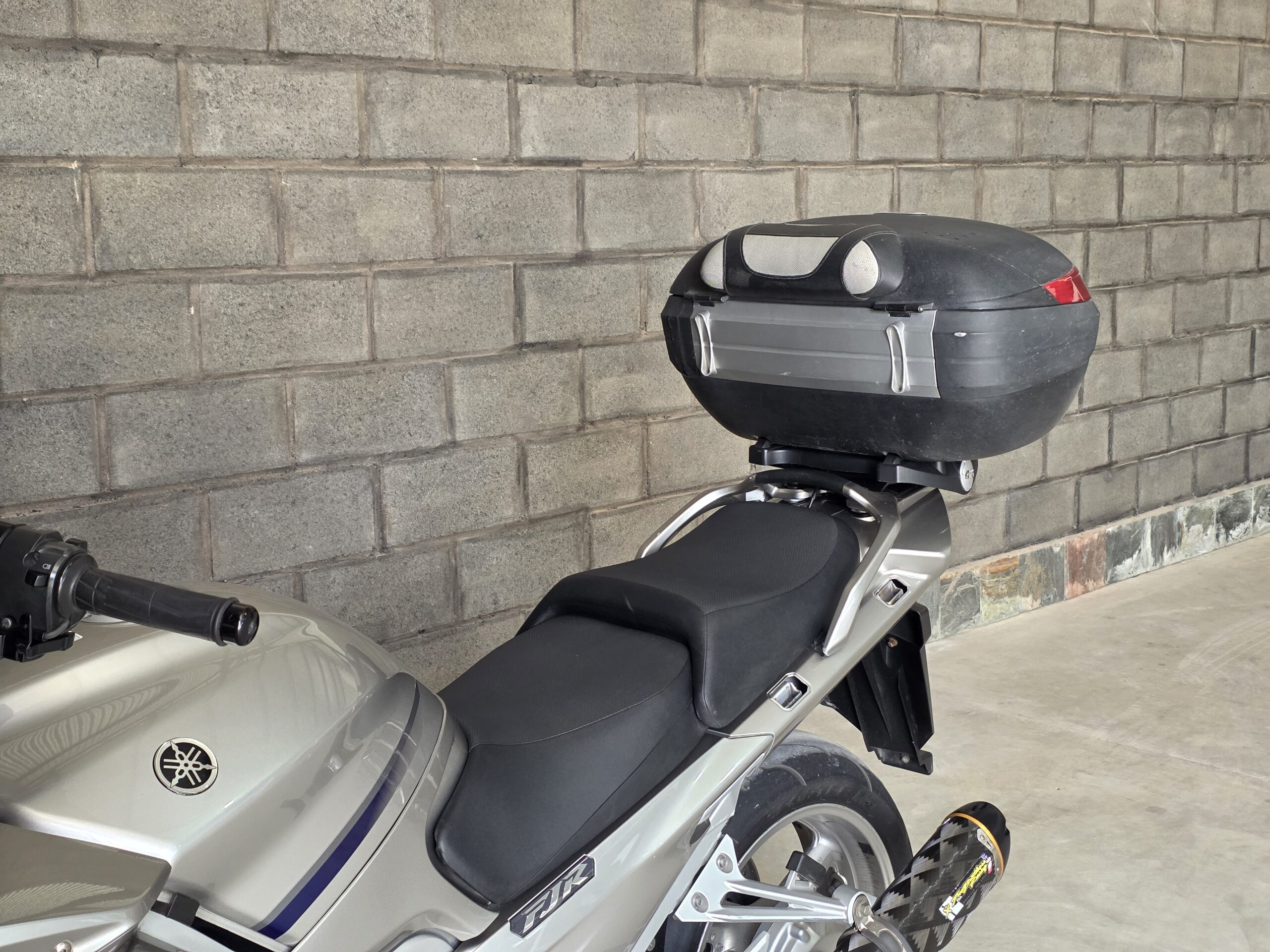 
								Yamaha FJR 1300 full									