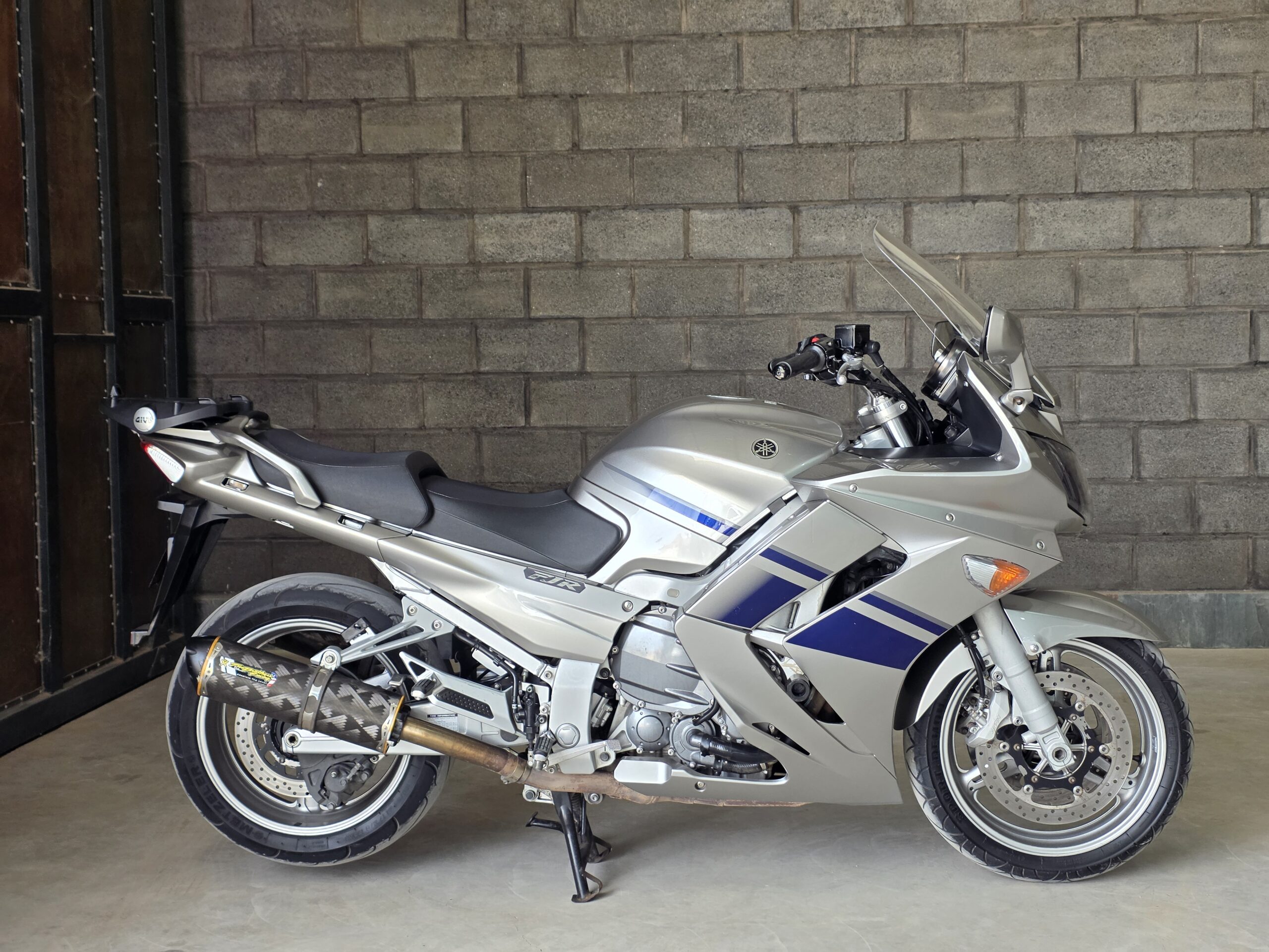 
								Yamaha FJR 1300 full									