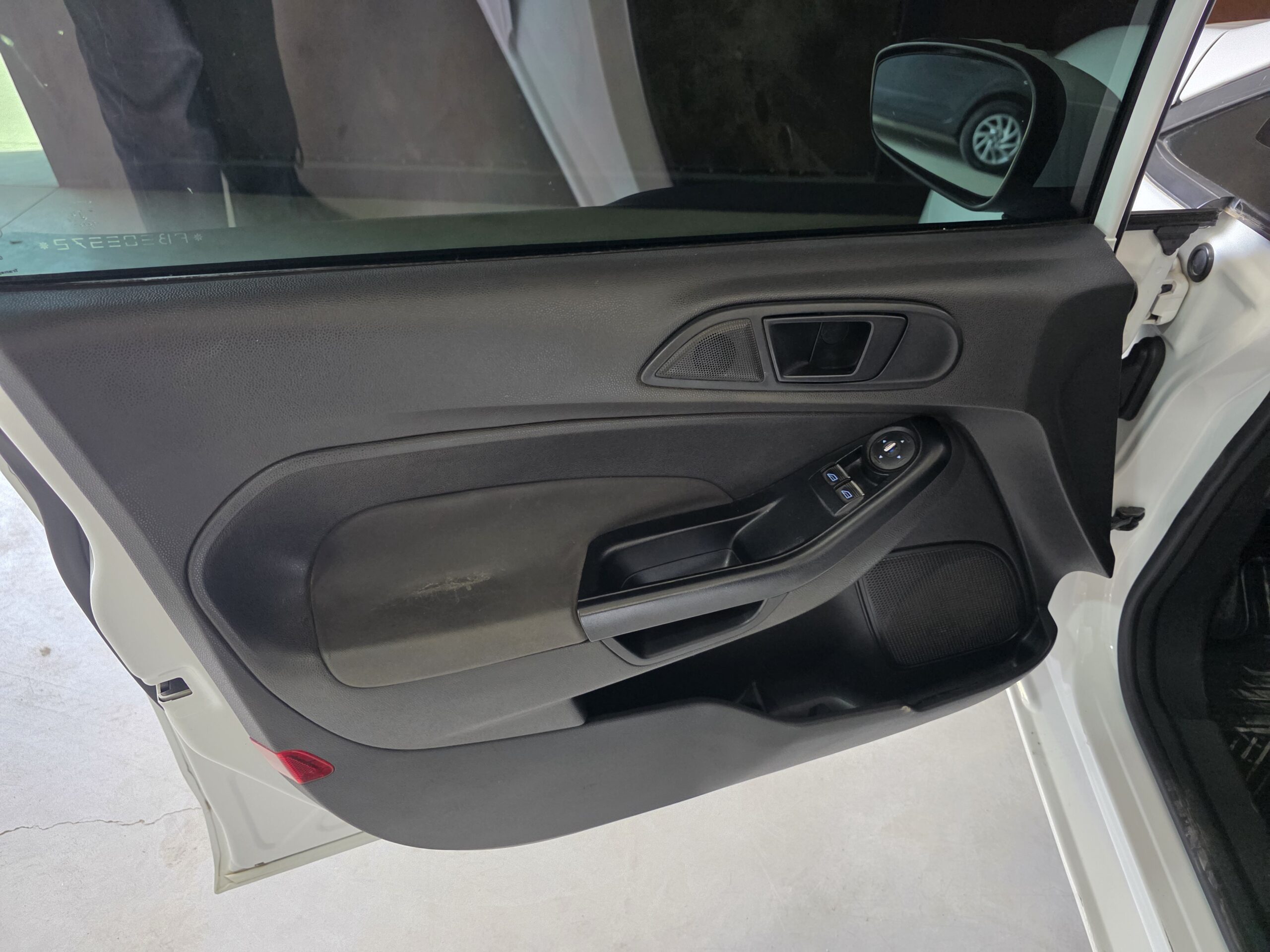 
								FORD FIESTA KINETIC S full									