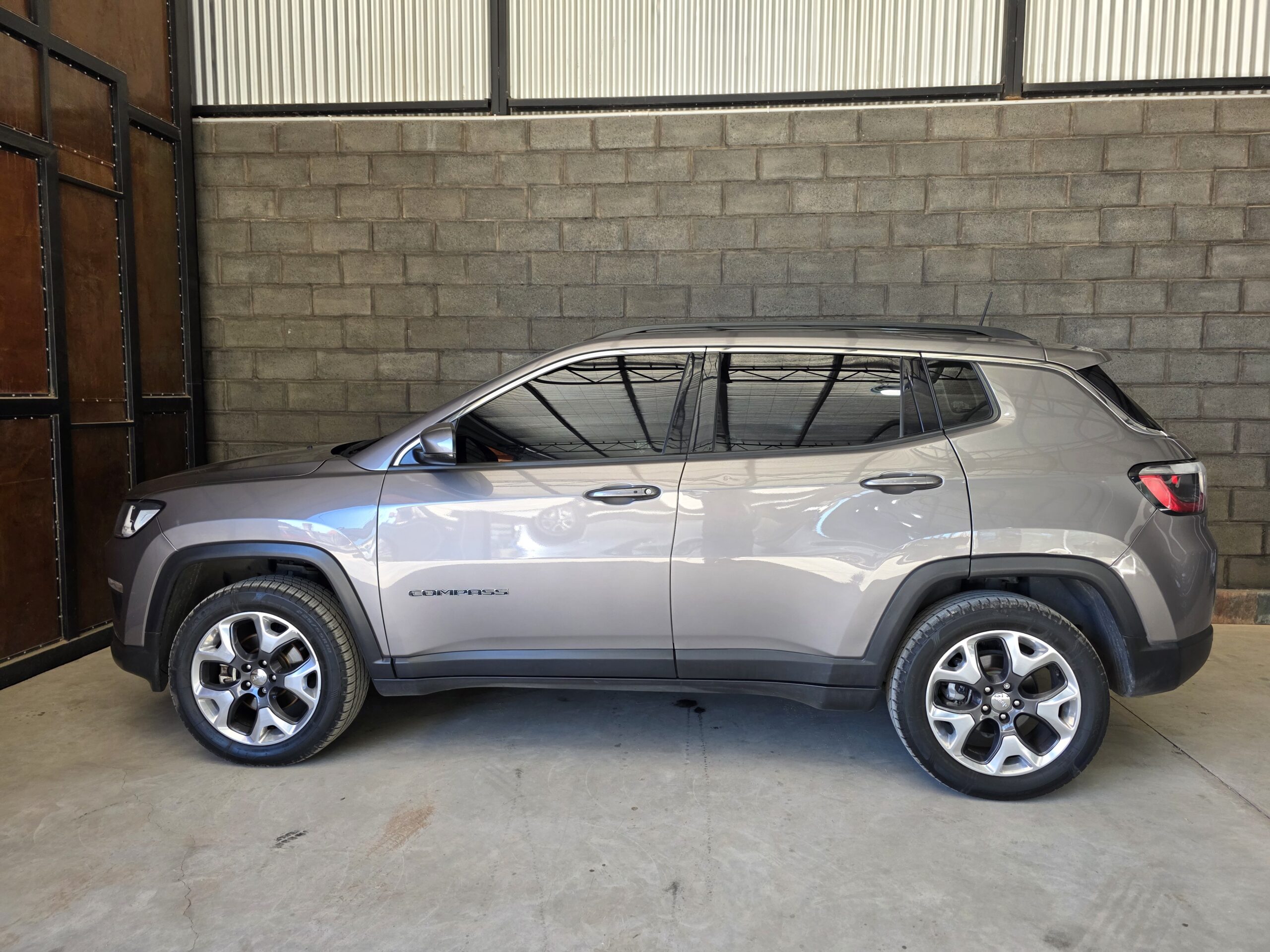 
								Jeep Compass full									