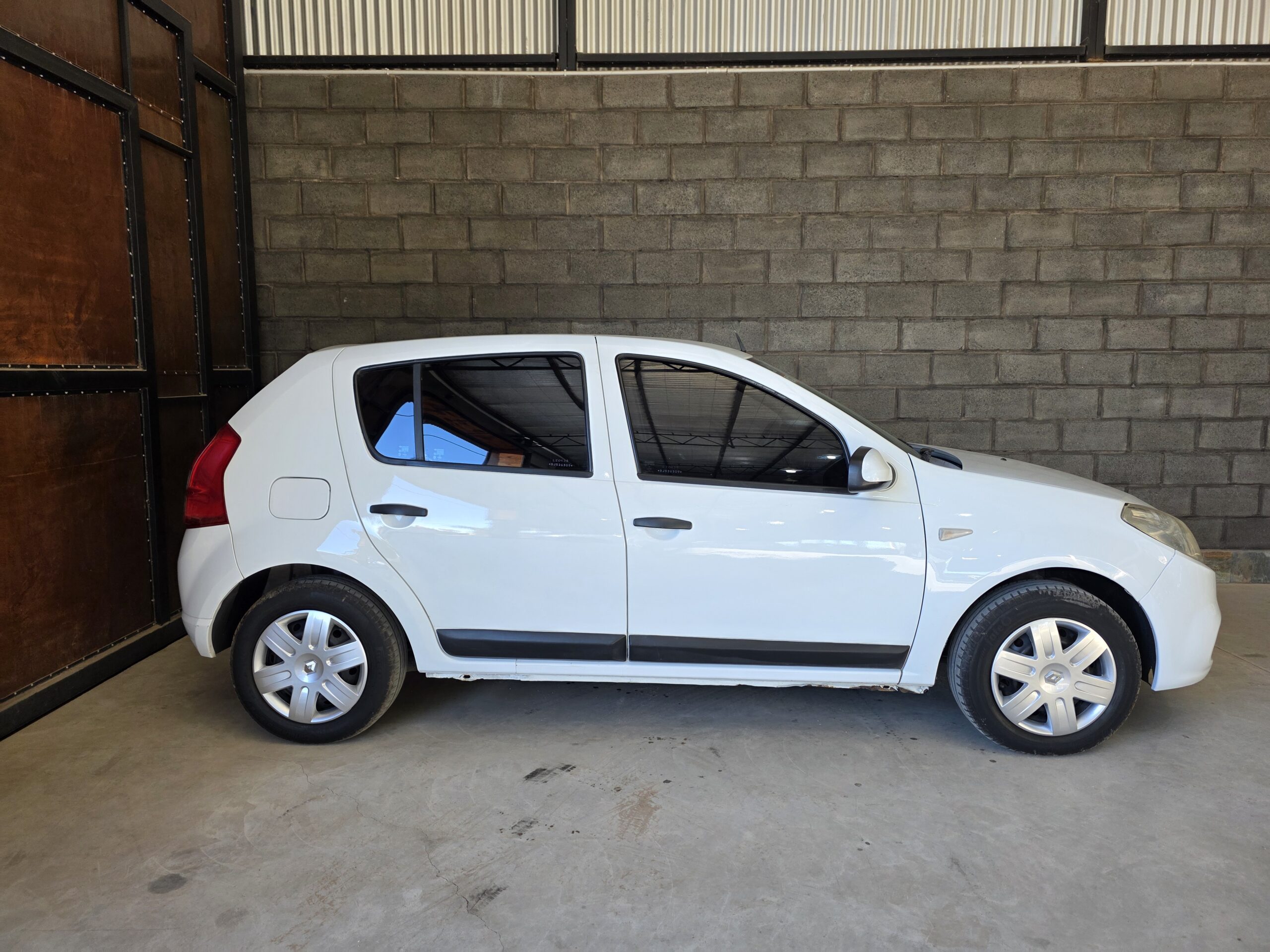 
								Renault Sandero full									