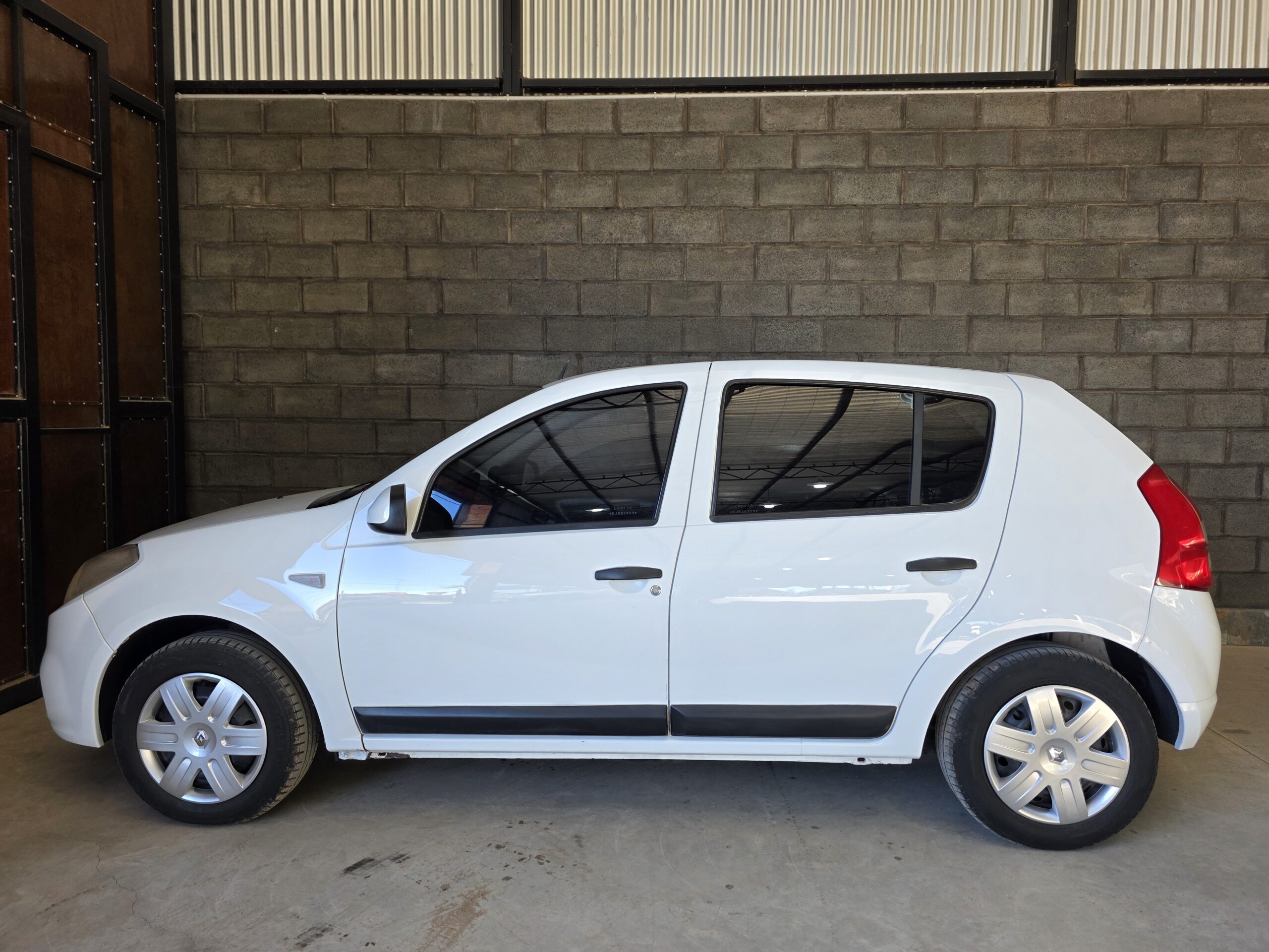 
								Renault Sandero full									