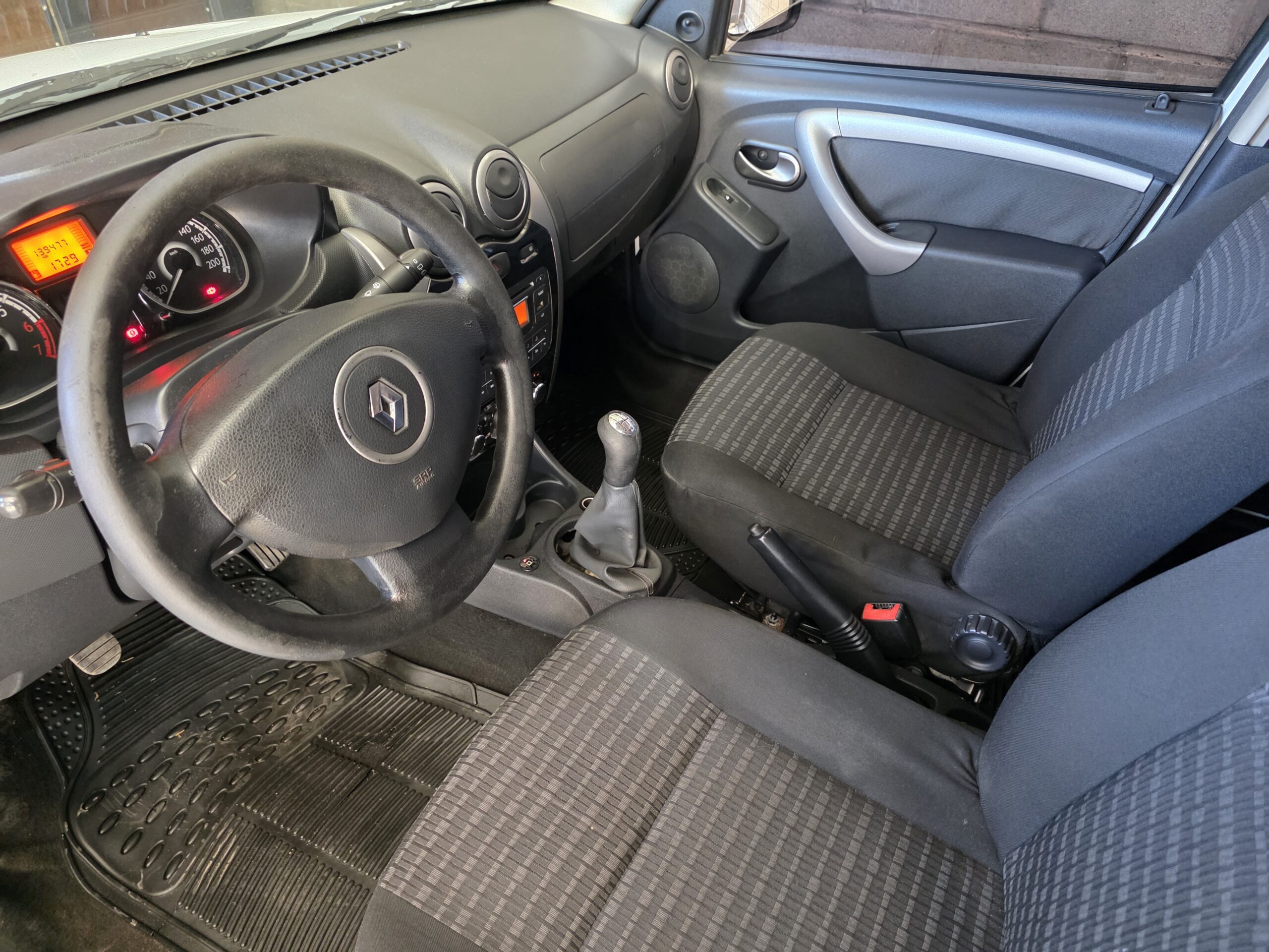 
								Renault Sandero full									