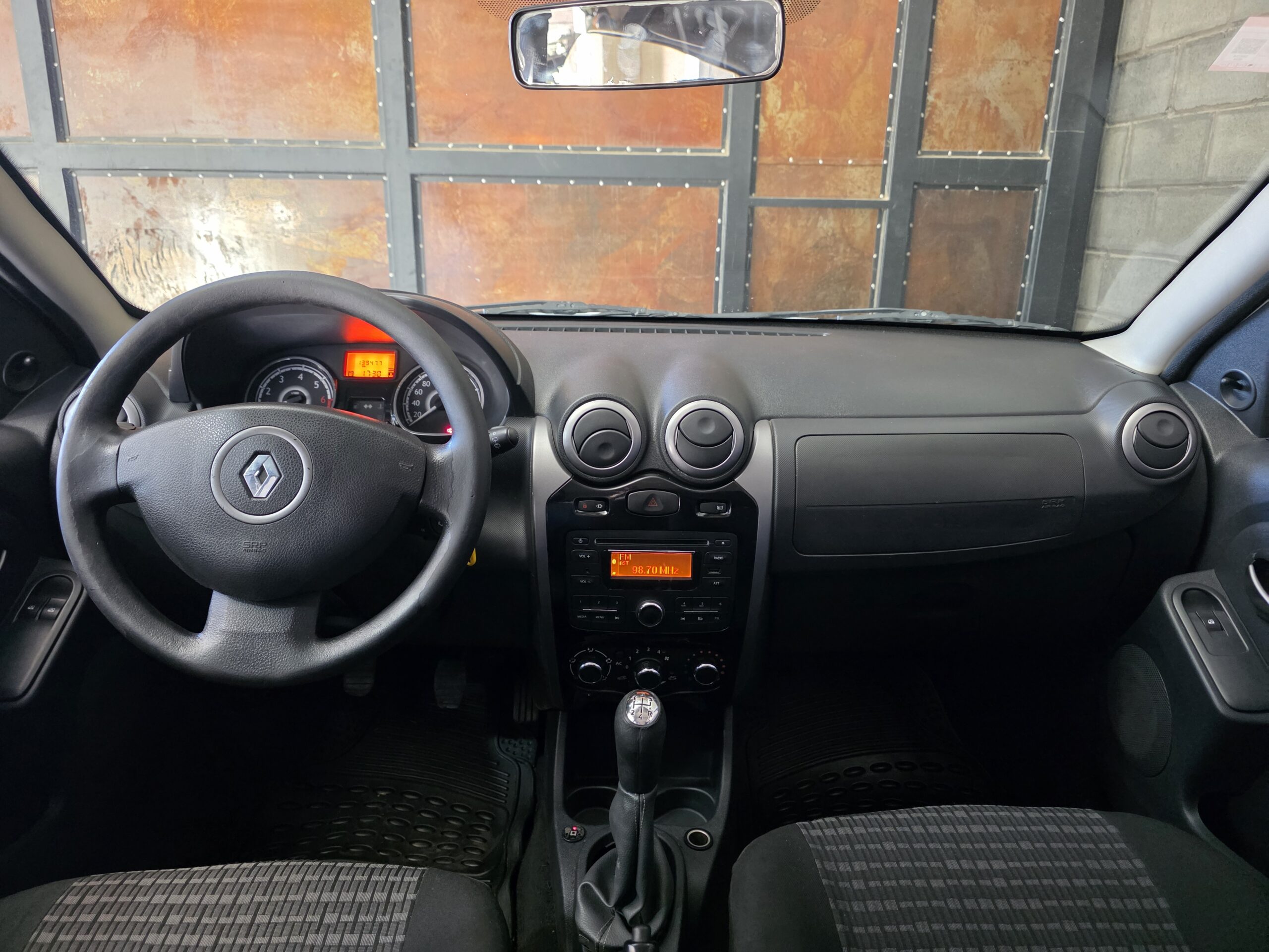 
								Renault Sandero full									