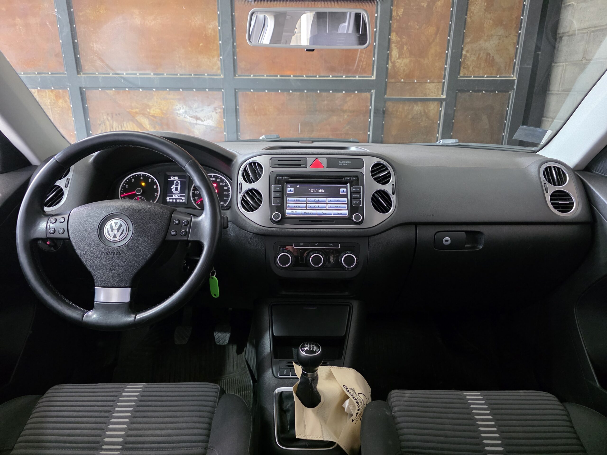 
								Volkswagen Tiguan full									