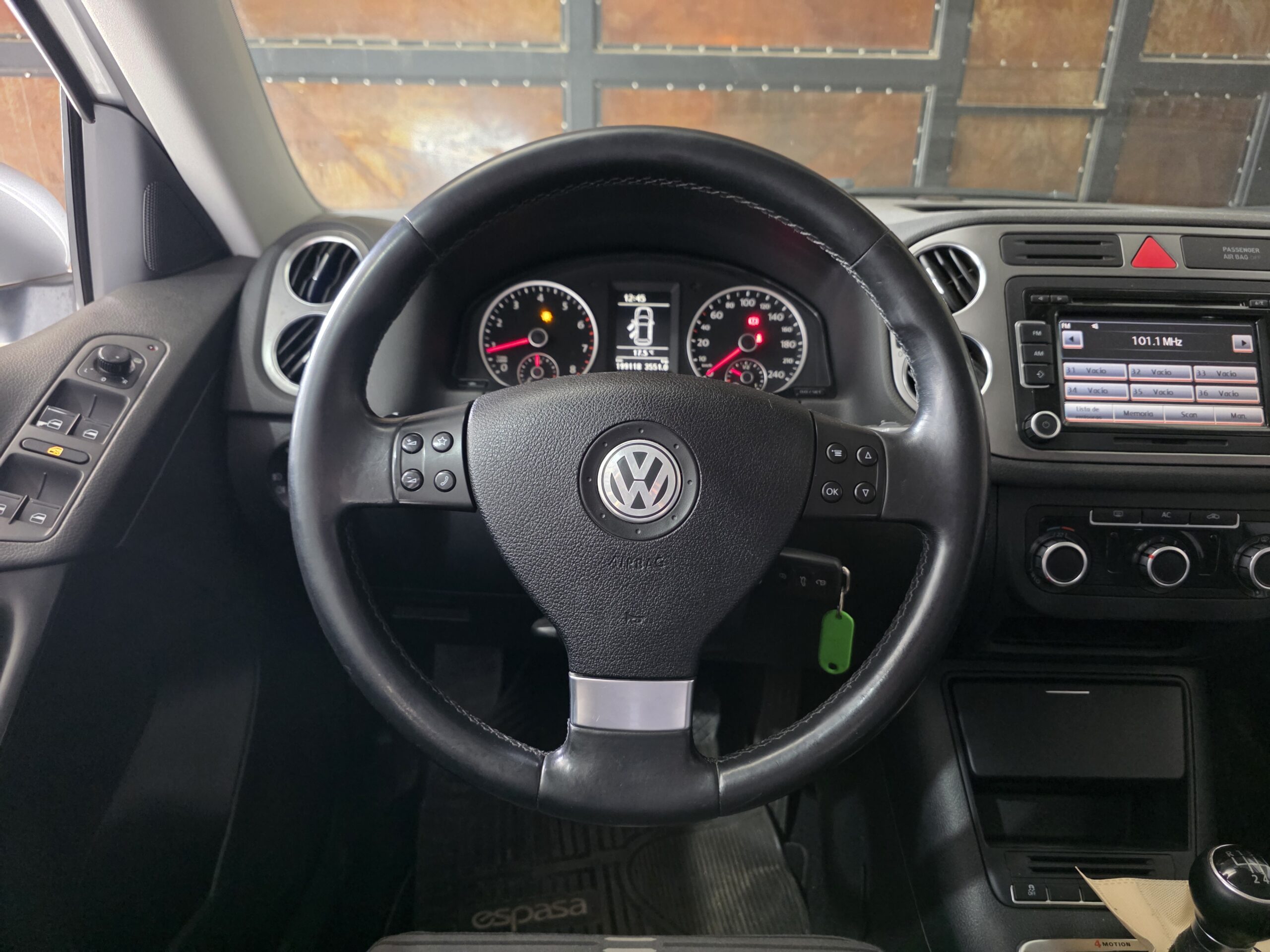 
								Volkswagen Tiguan full									