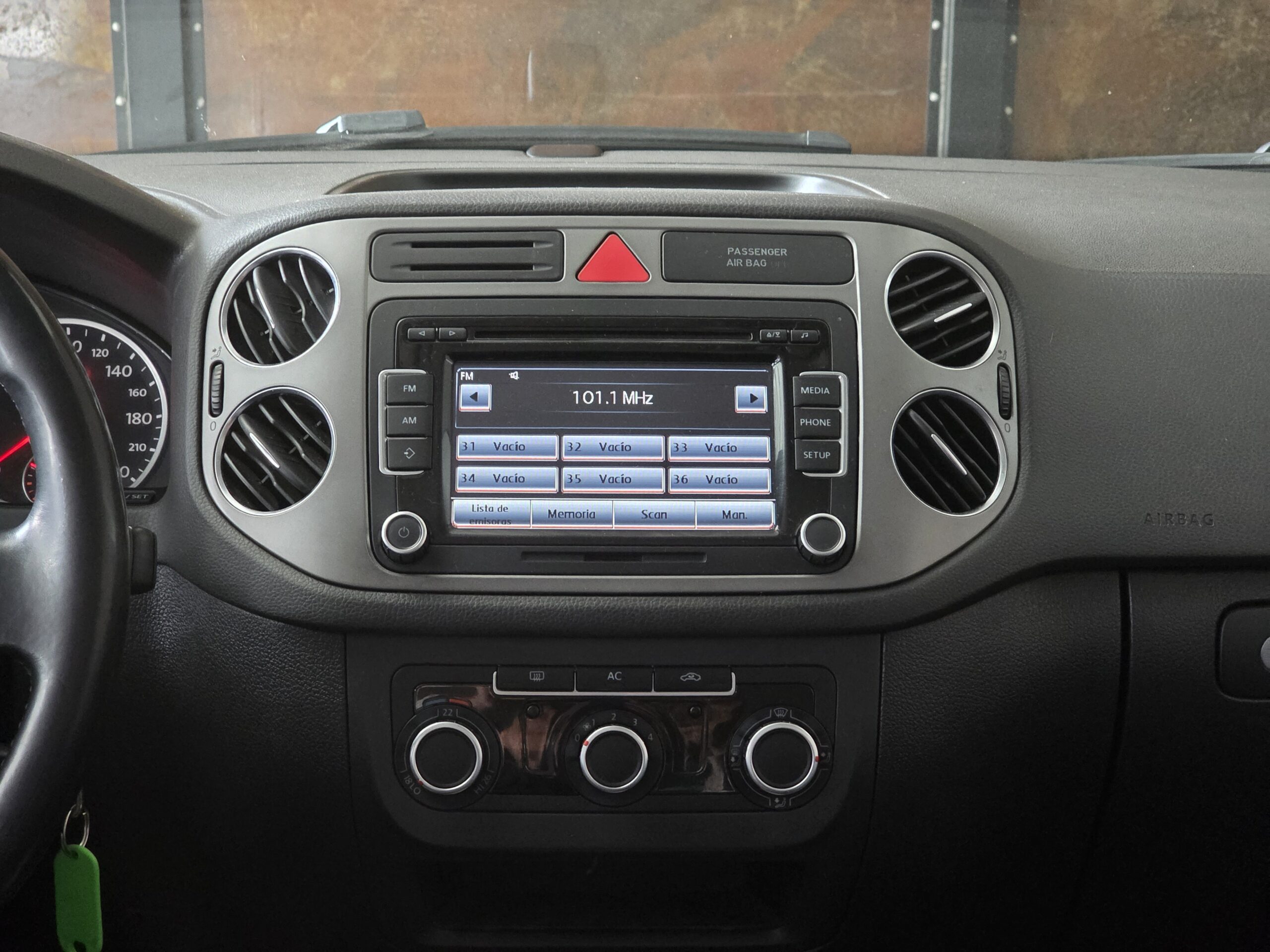 
								Volkswagen Tiguan full									