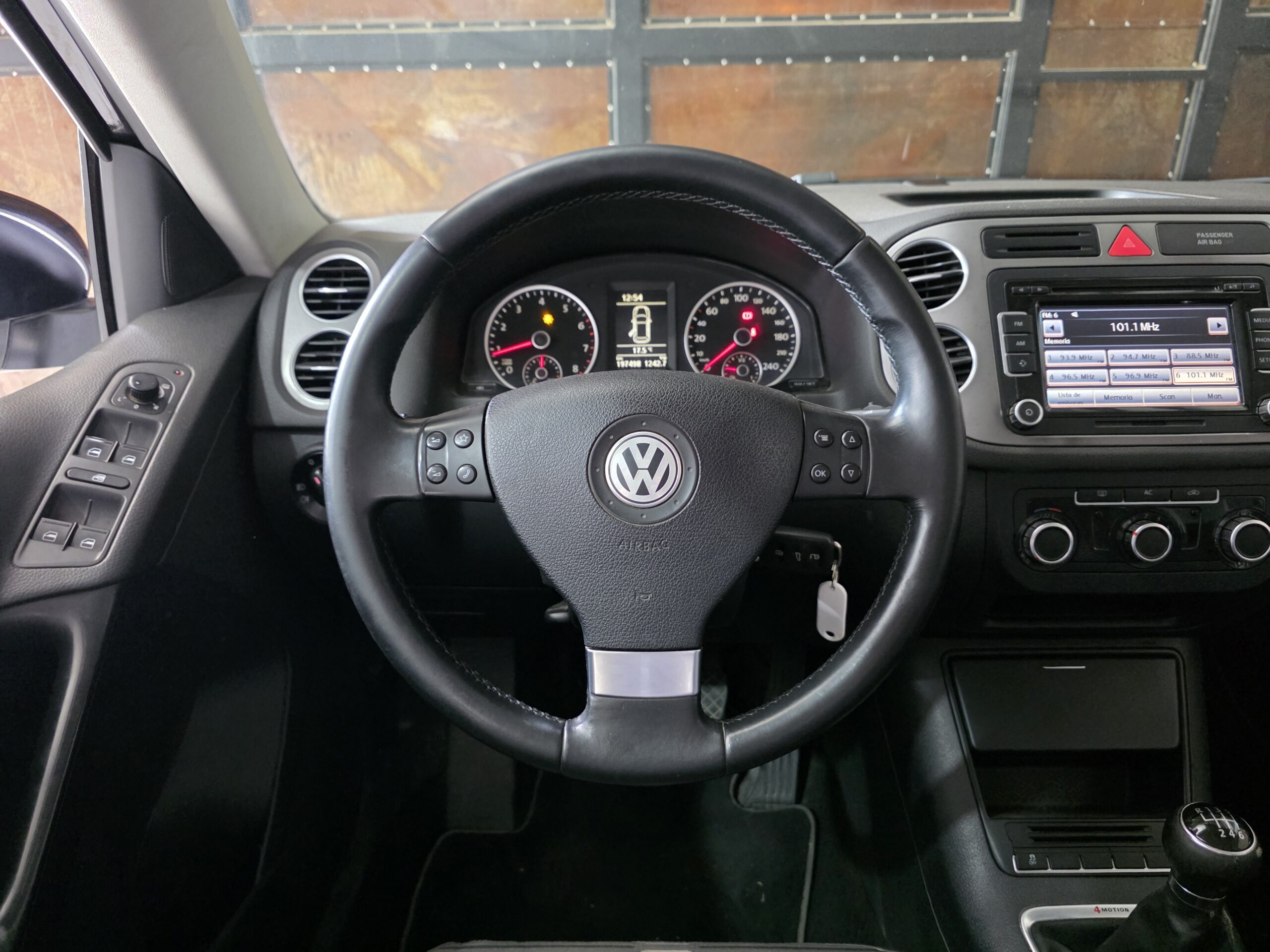 
								Volkswagen Tiguan full									