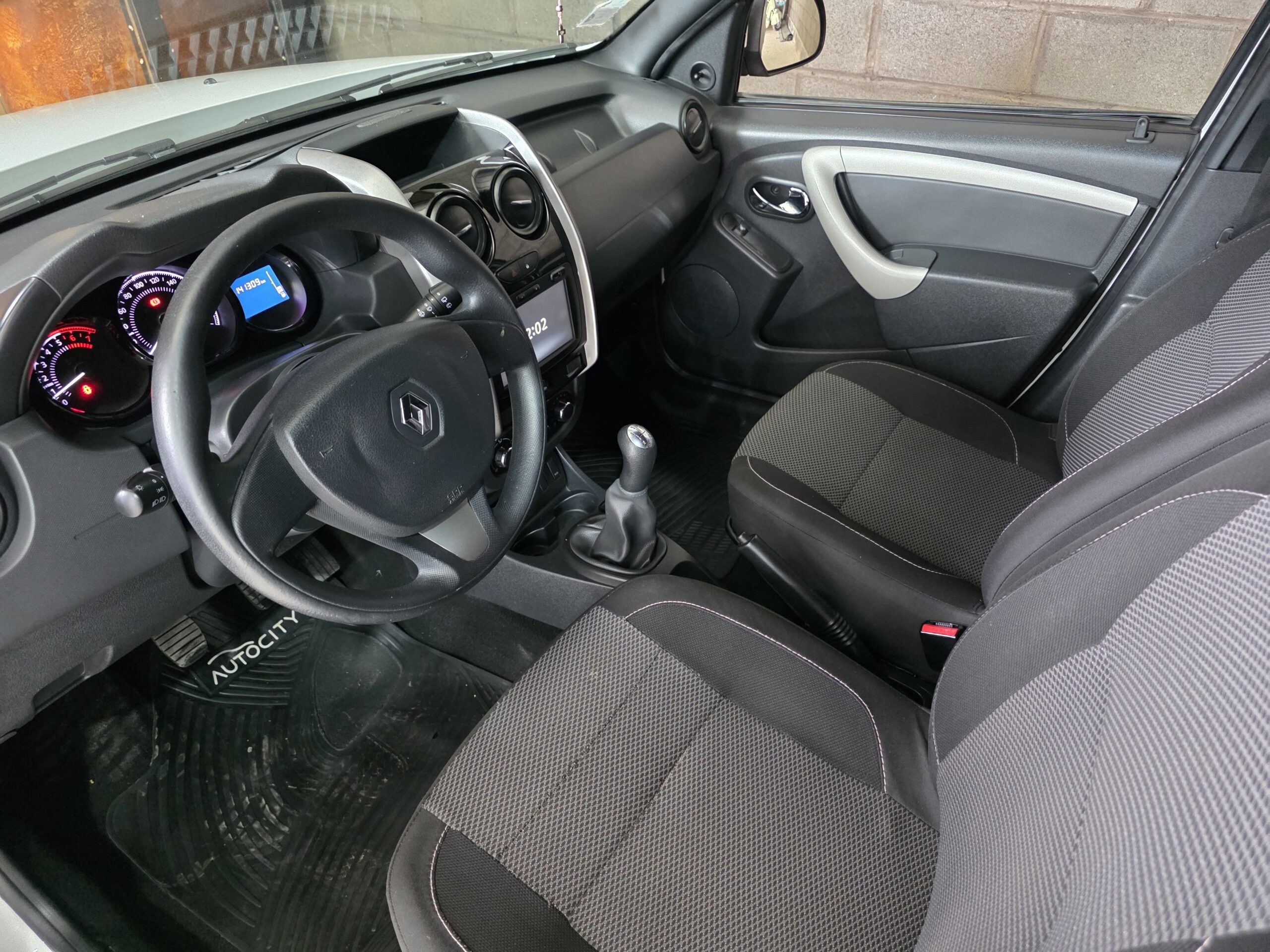 
								Renault Duster full									